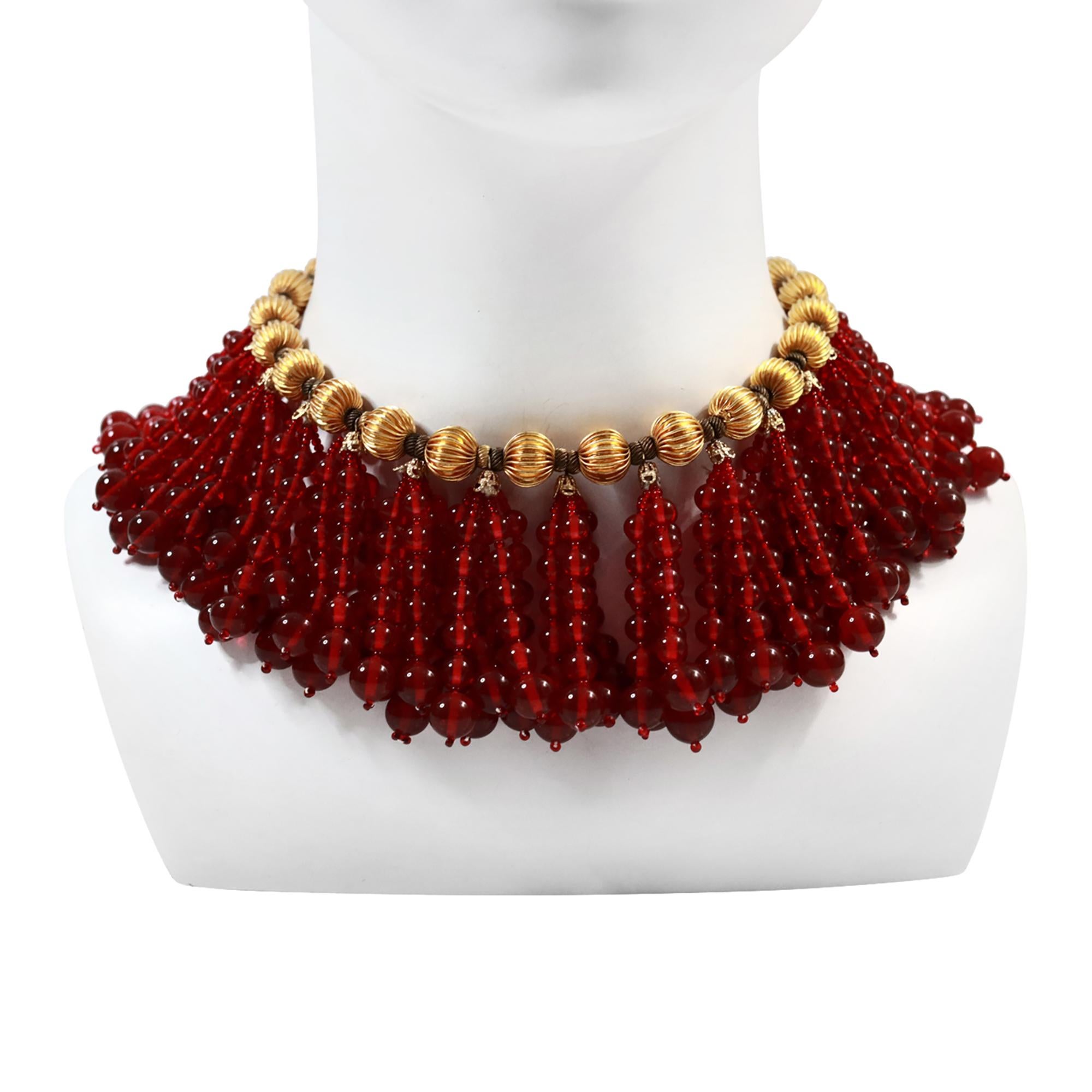 Vintage deLillo Gold Tone with Red Dangling Beads Circa 1970s. Ce magnifique collier est doté d'une chaîne supplémentaire à l'arrière, ce qui permet d'en ajuster la longueur pour qu'il soit plus près du cou ou plus long pour un look tour de cou ou