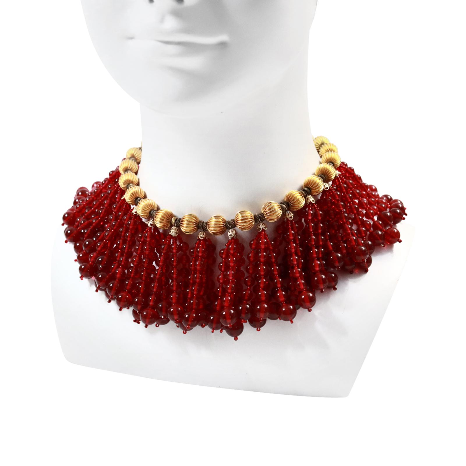 Vintage deLillo Goldfarbene Vintage-Halskette mit roten baumelnden Perlen, ca. 1970er Jahre für Damen oder Herren im Angebot
