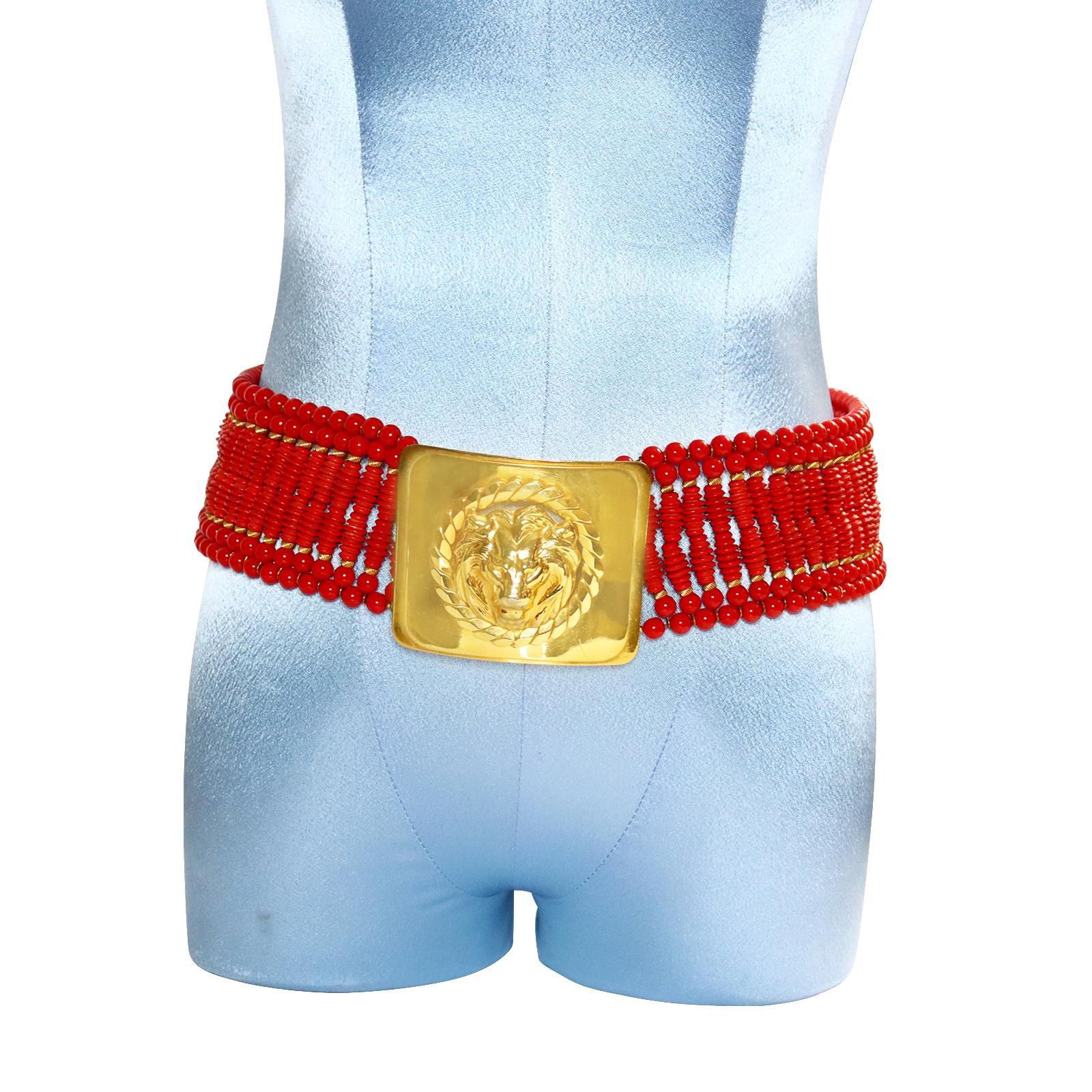 Vintage deLillo Red Beaded Belt with Gold Lion Head Buckle Moderno en venta