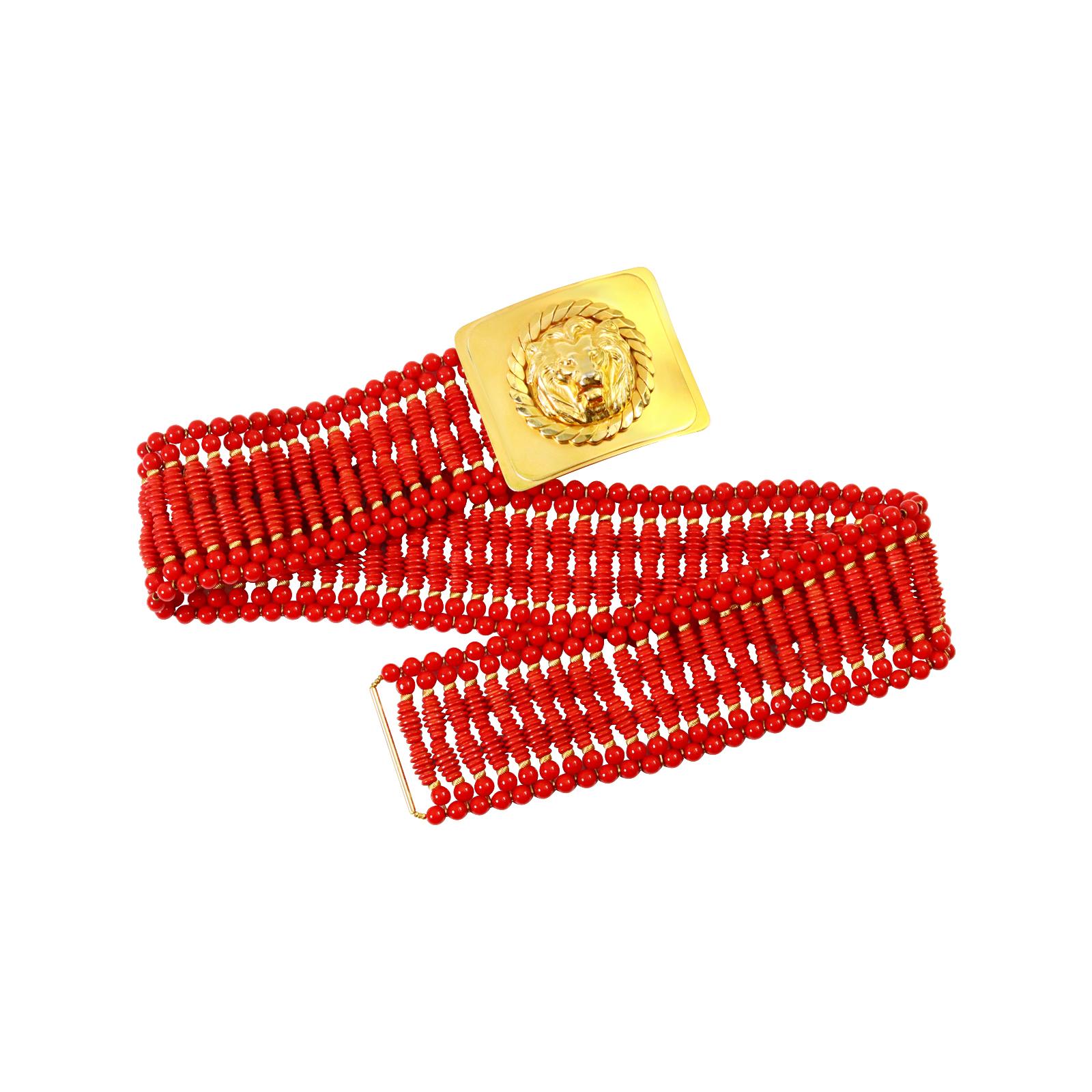 Vintage deLillo Red Beaded Belt with Gold Lion Head Buckle en Bueno estado para la venta en New York, NY