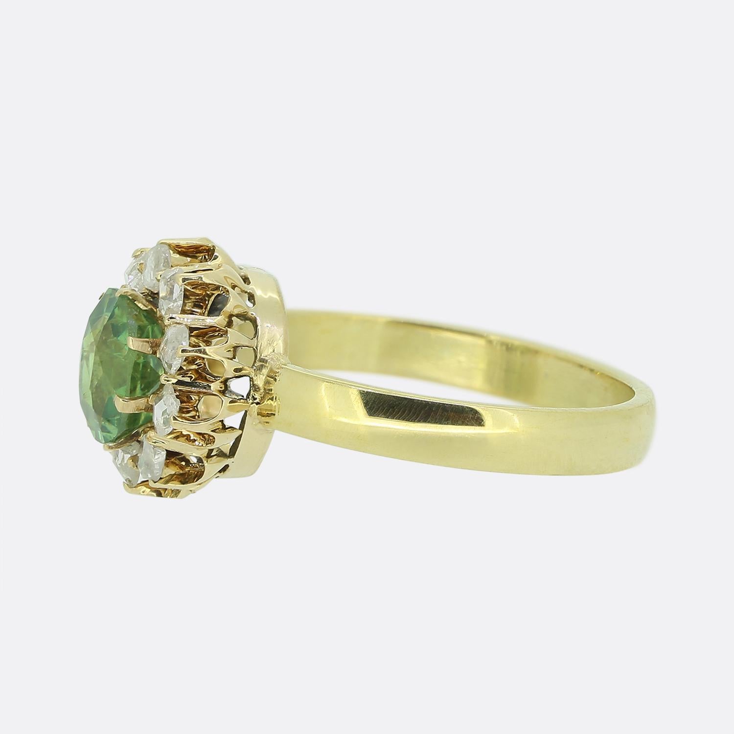 Ecco un anello a grappolo con demantoide e diamanti di ottima fattura. Questo pezzo vintage è caratterizzato da un granato demantoide ovale sfaccettato, orgogliosamente incastonato a griffe su una montatura in oro rosa che imita la testa di un