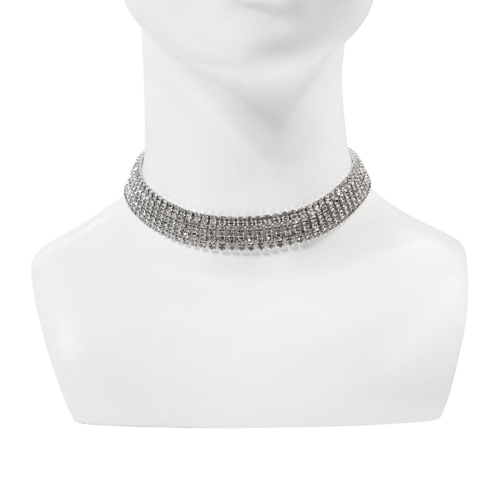 Collana girocollo vintage Denbe con diamanti incastonati, circa anni '60. Si tratta di una bellissima collana in ottime condizioni. È un pezzo minimalista e molto chic. Ha cinque file che sono tutte incastonate, e una fila di catene con diamanti tra