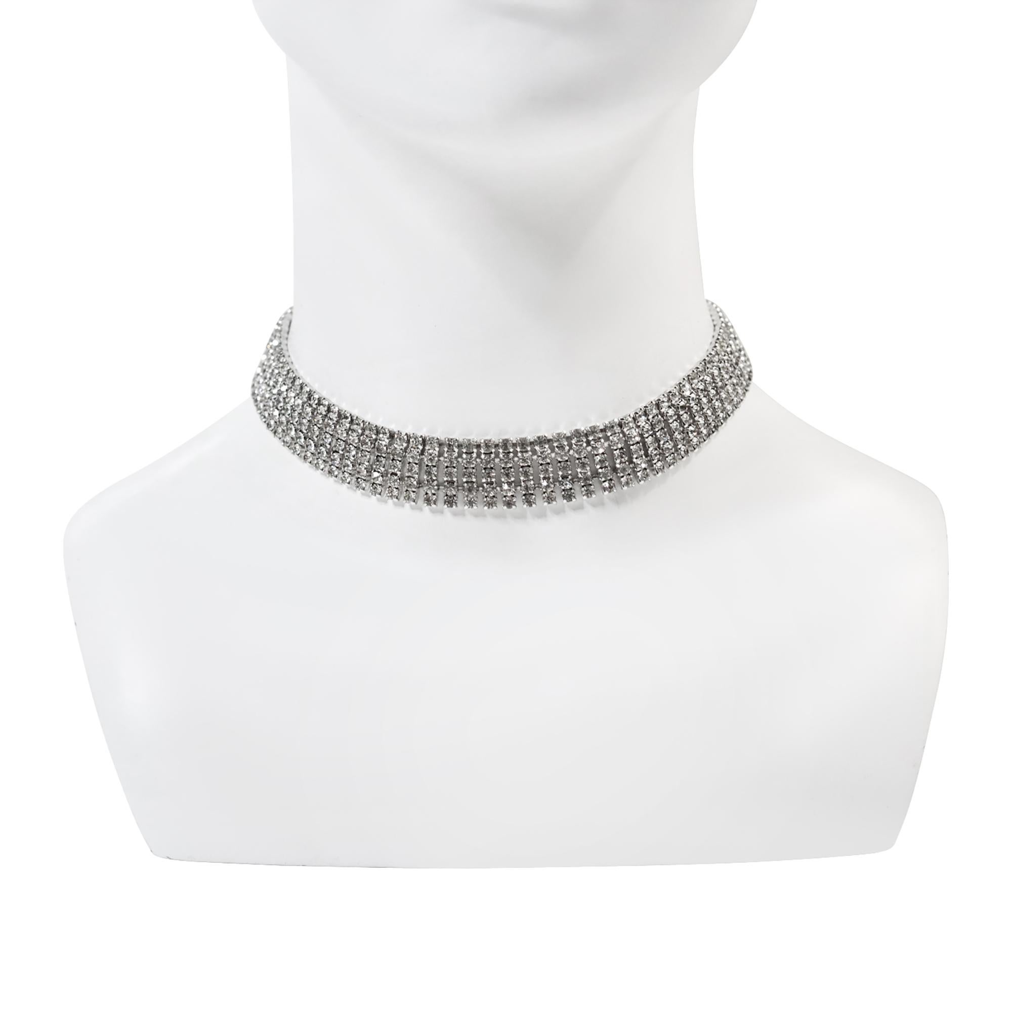 Collana girocollo vintage Denbe con diamanti incastonati, circa anni '60. Si tratta di una bellissima collana in ottime condizioni. È un pezzo minimalista e molto chic. Ha cinque file che sono tutte incastonate, e una fila di catene con diamanti tra