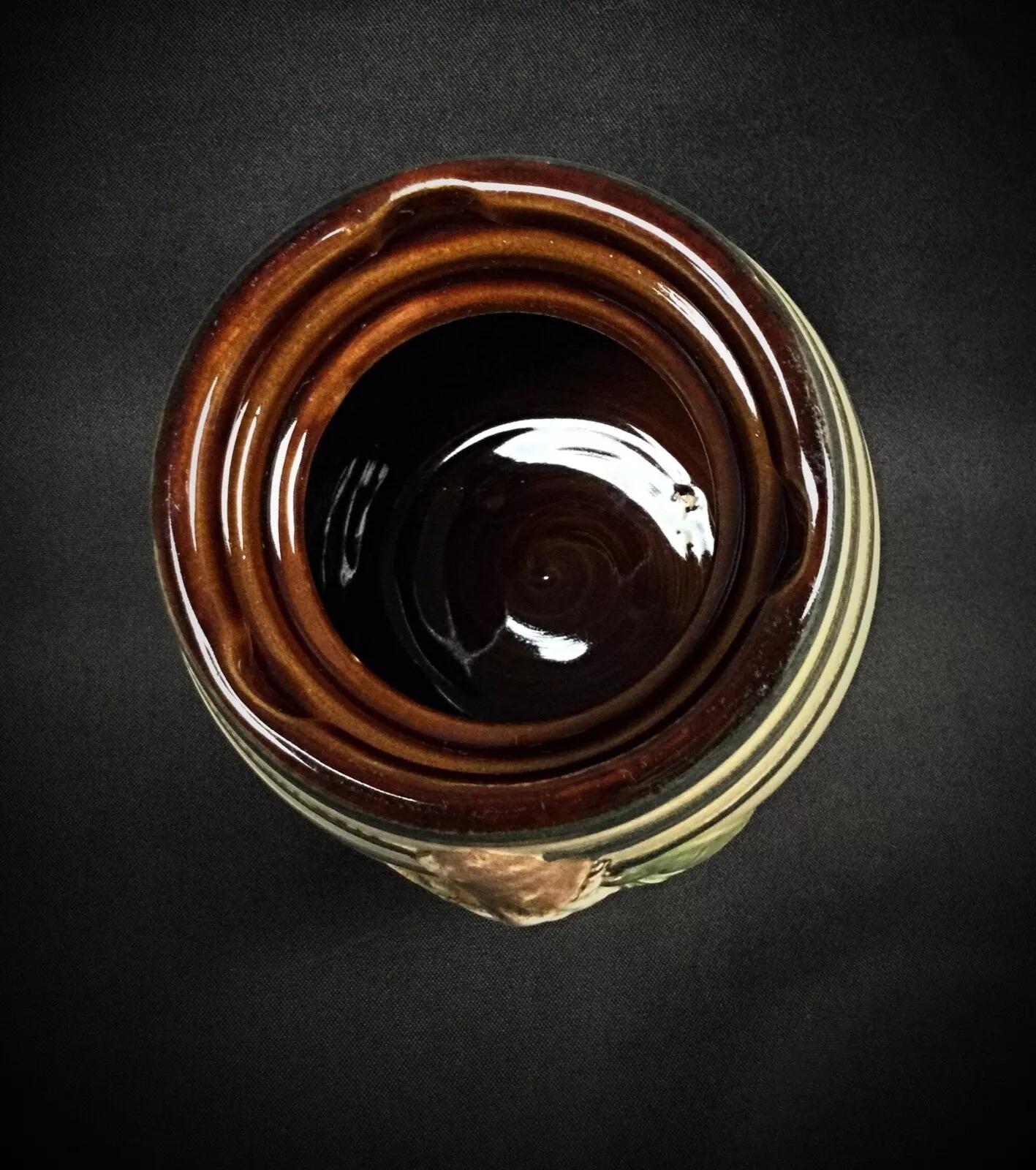 This charming vintage Denby stoneware pot, made in England, is a beautiful and functional addition to any kitchen or collection. Known for their durability and timeless style, Denby stoneware pieces are highly regarded for their quality
