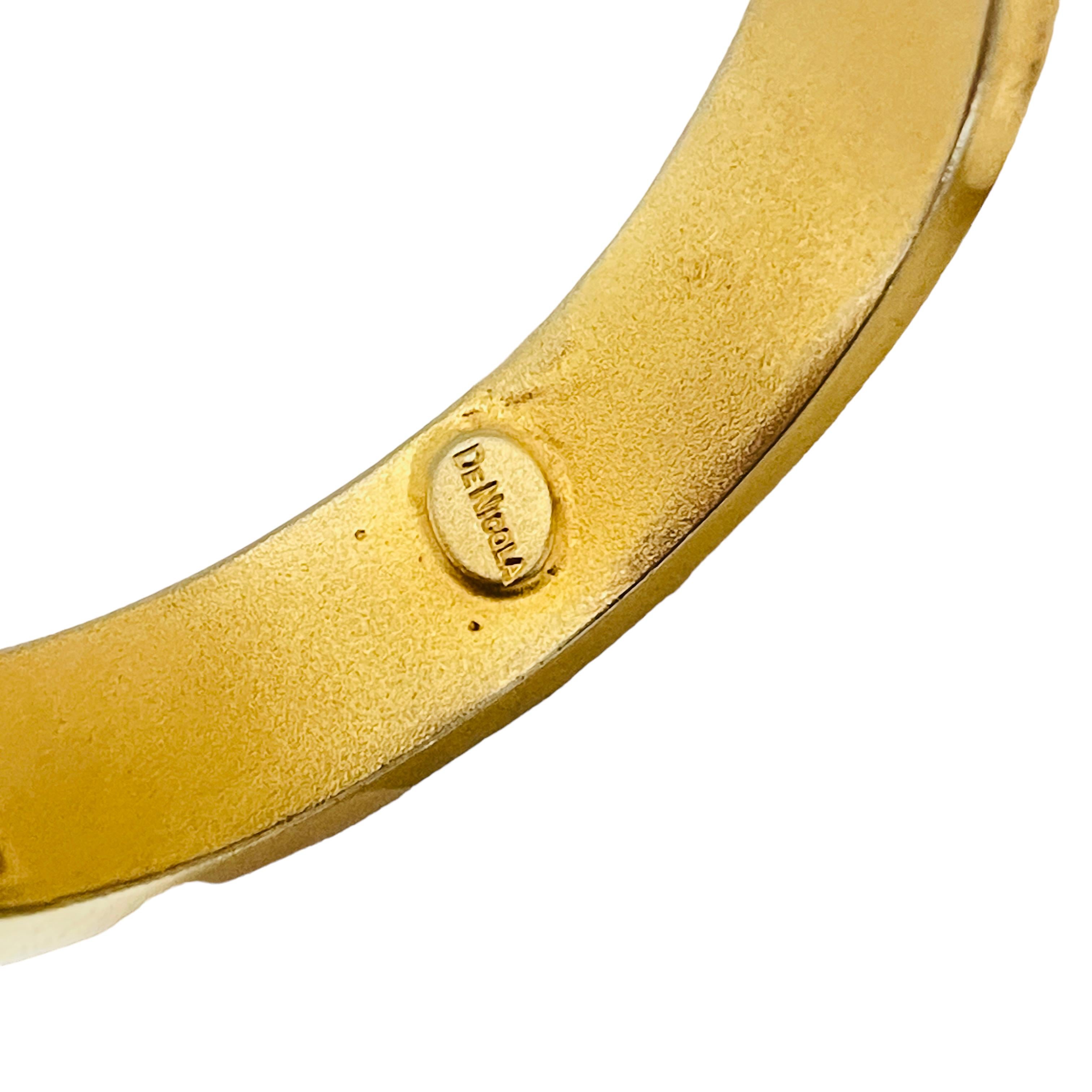 Vintage DENICOLA Goldfarbener Vintage-Armreif mit Klappverschluss und Designer-Armband im Zustand „Hervorragend“ im Angebot in Palos Hills, IL