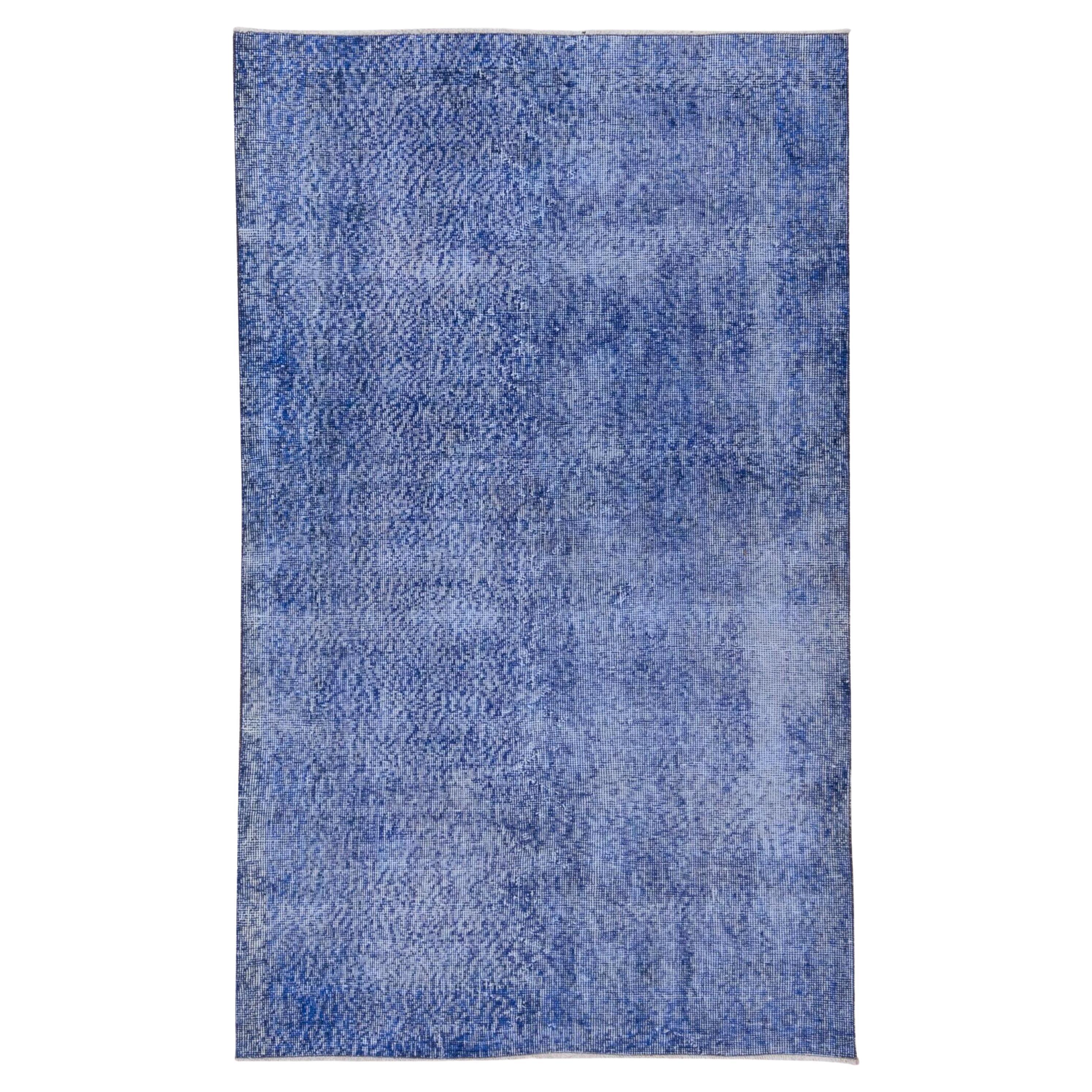 Blauer überzogener Sparta-Teppich aus Denim mit indigoblauen Akzenten