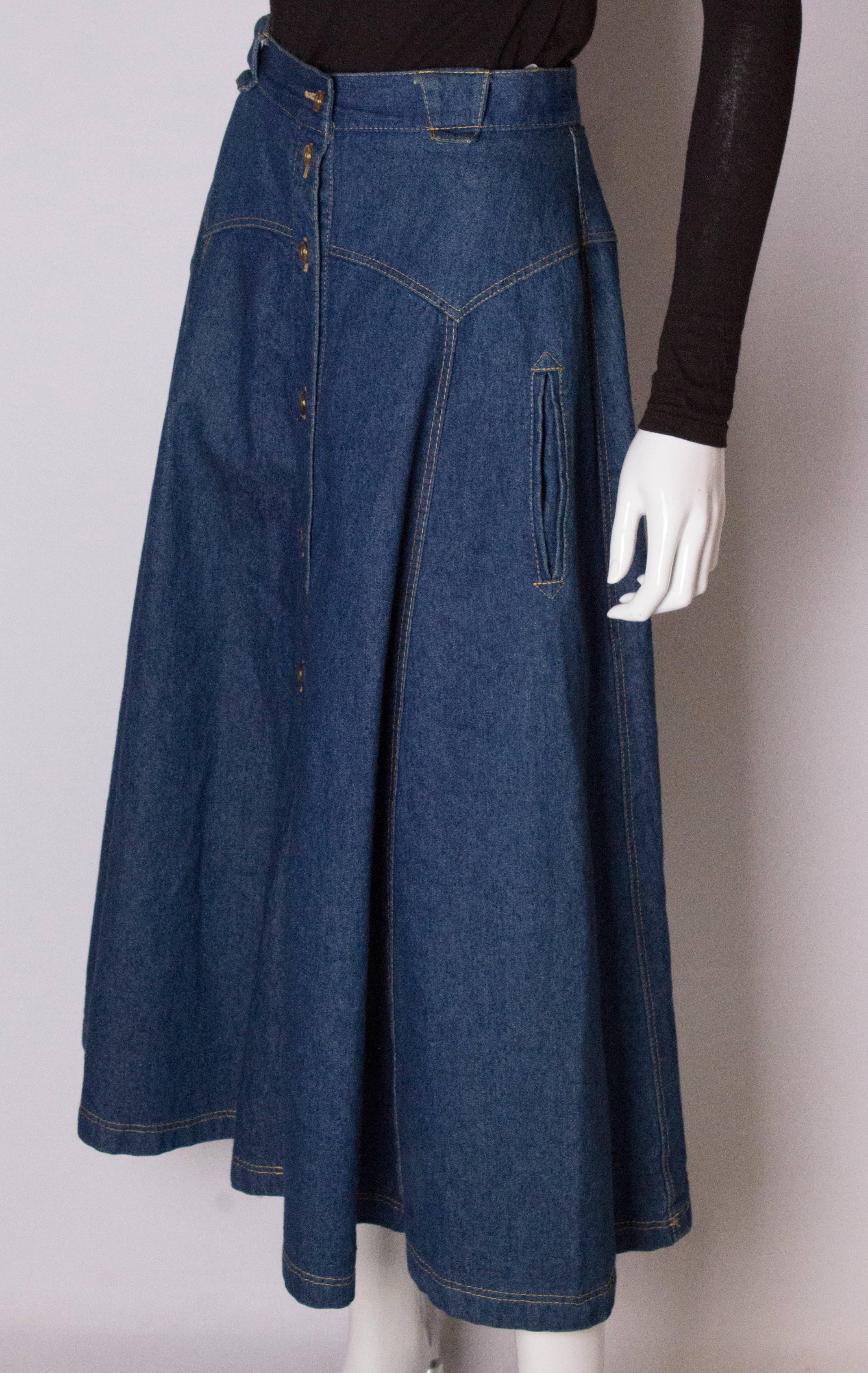 A Vintage 1970s button up a line high waisted mid length Denim Skirt  In Good Condition In London, GB