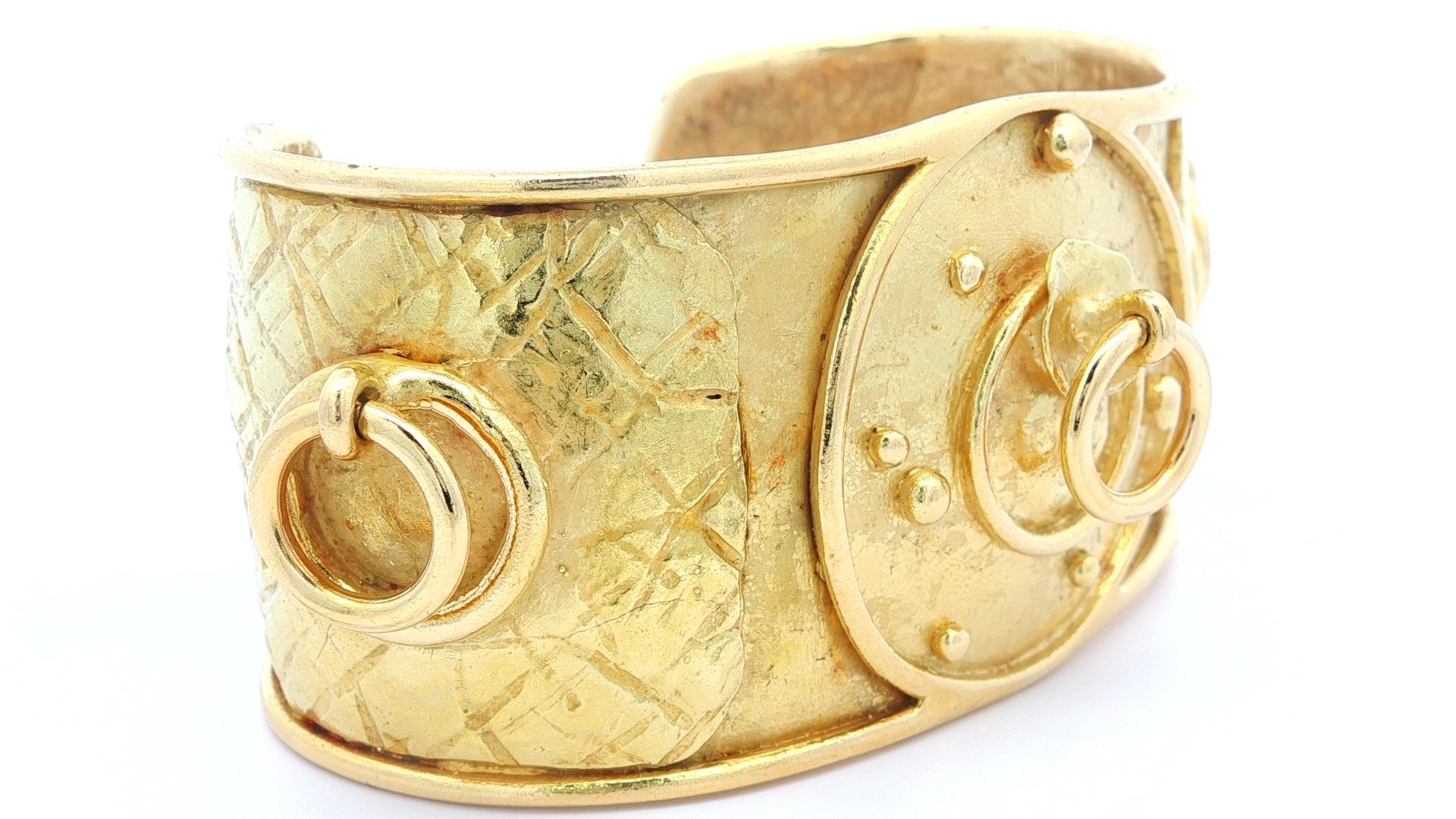 Materiale: Oro giallo massiccio 18k
Peso: 97.2 grammi
Tipo: Bracciale aperto
Dimensioni: Si adatta a un polso da 6,5 pollici.
Larghezza complessiva: 34,7 mm (1,3