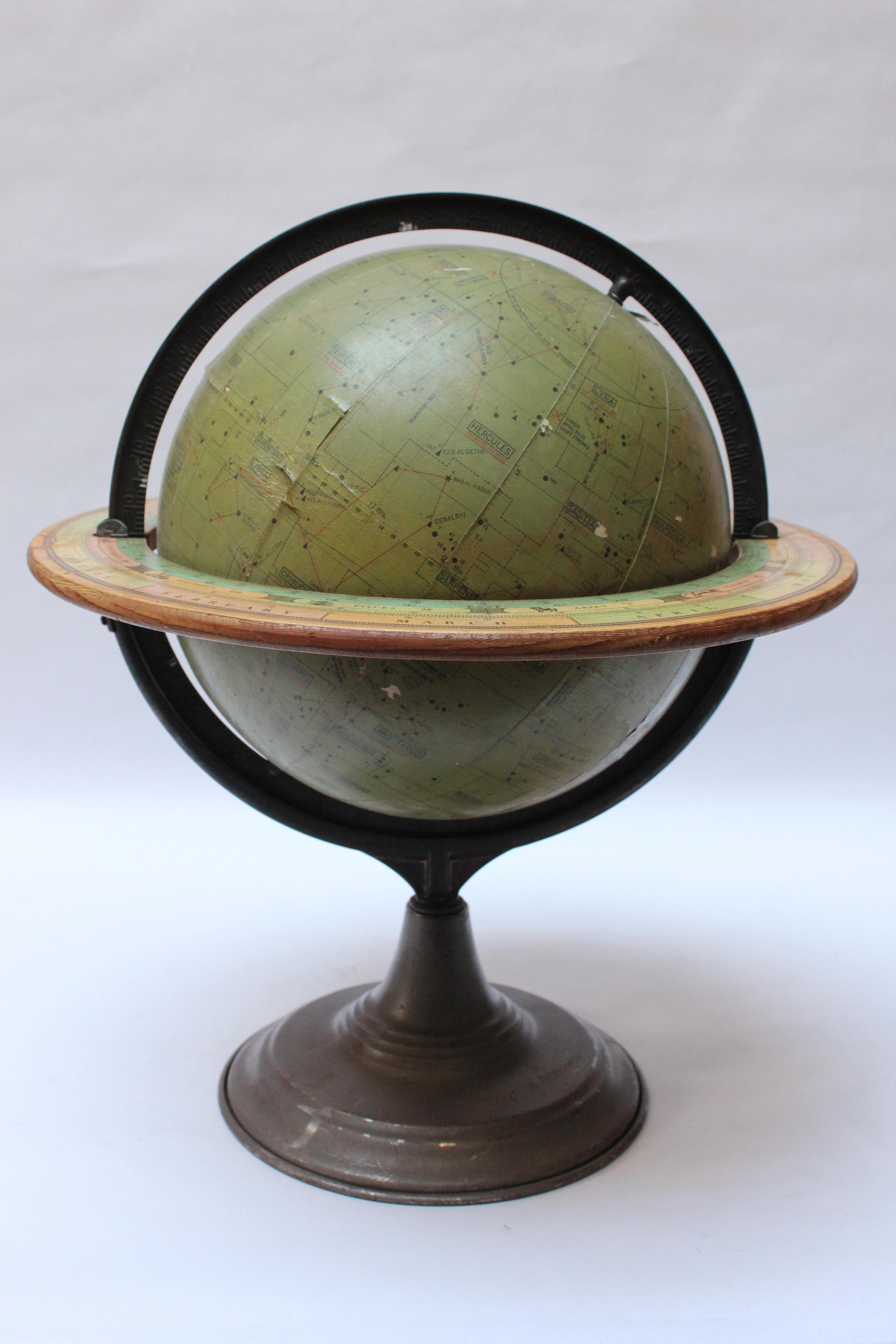 Globe céleste Dennoyer-Geppert conçu par le commandant Stubbs RNR (Royal Navy) à des fins de démonstration d'astronomie en classe (vers 1930, Chicago, IL.). Composé de gores en papier vert olive sur un noyau métallique creux, avec une méridienne