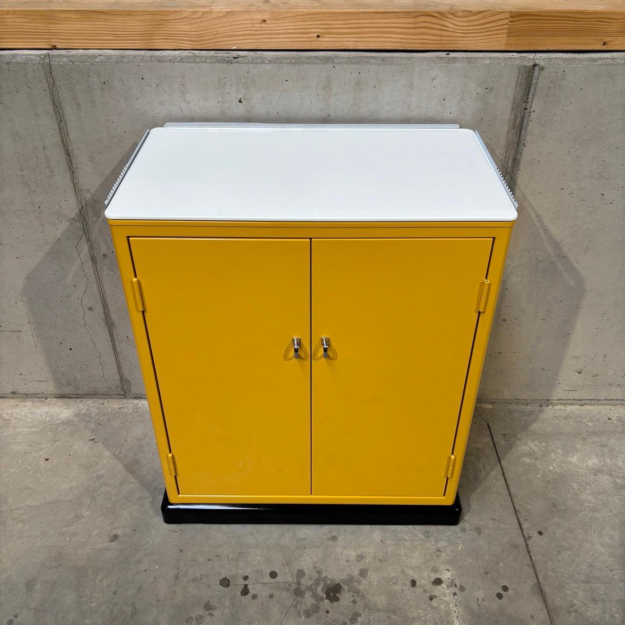 ✓ Design/One du milieu du siècle
✓ Robuste et durable
✓ Utilisation polyvalente

Dimensions : L : 73cm H : 86cm P : 43cm

Article : Cabinet de dentiste vintage  buffet  buffet
Numéro d'article : 11SL
Epoch : Allemagne 60s, Baisch company,