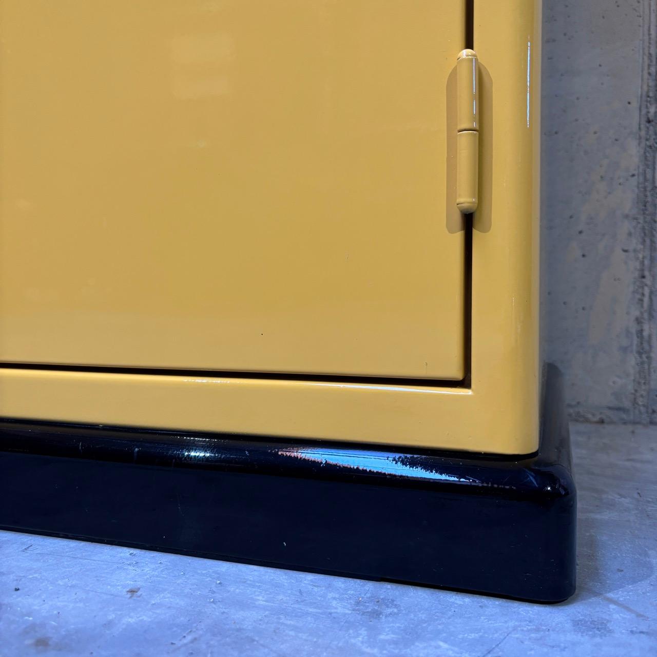 Armoire de dentiste vintage  Baisch  Mid-Century  Jaune Bon état à Würzburg, DE