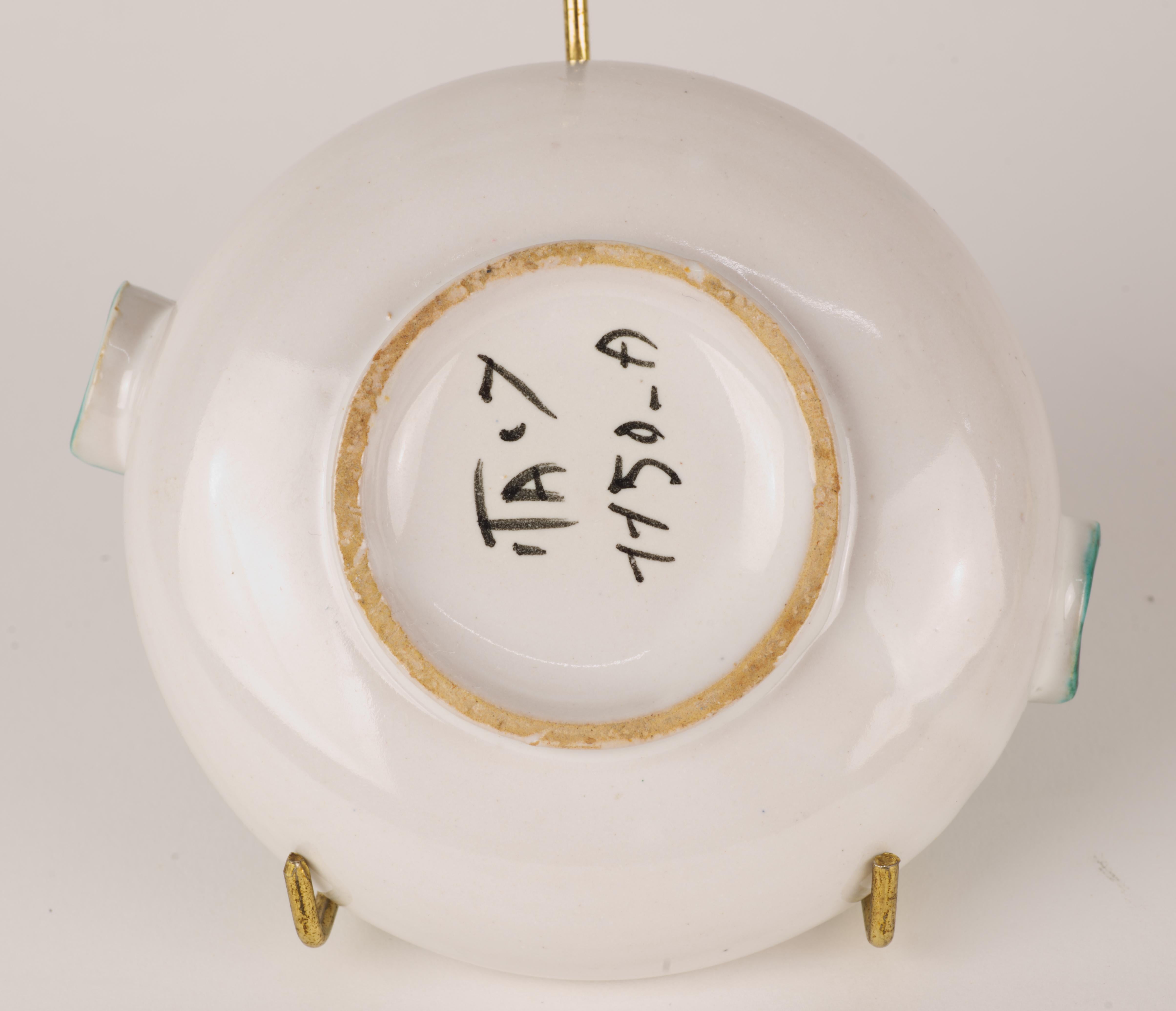  Vintage petit cendrier Deruta peint à la main en couleurs turquoise et orange foncé sur fond blanc avec deux repose-cigarettes. L'élément principal du motif traditionnel 