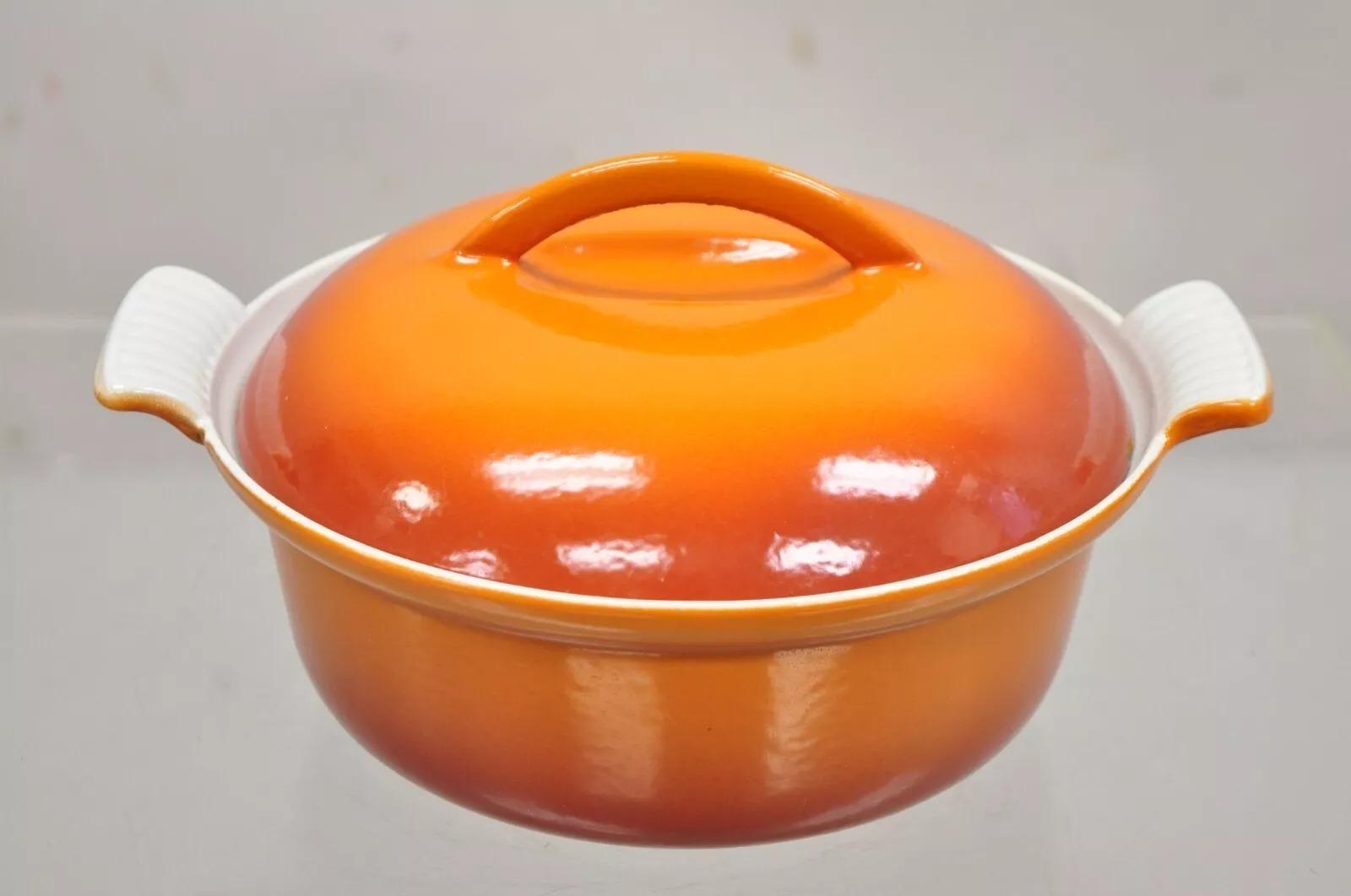 Oven hollandais moderne du milieu du siècle dernier en fonte avec couvercle à couvercle en émail orange en vente 3