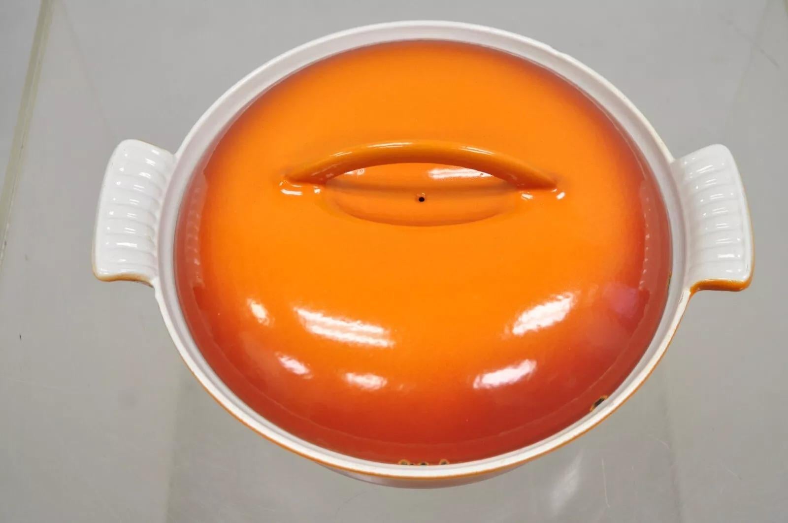 Mid-Century Modern Oven hollandais moderne du milieu du siècle dernier en fonte avec couvercle à couvercle en émail orange en vente