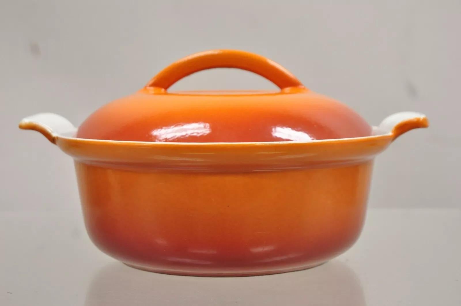 Inconnu Oven hollandais moderne du milieu du siècle dernier en fonte avec couvercle à couvercle en émail orange en vente