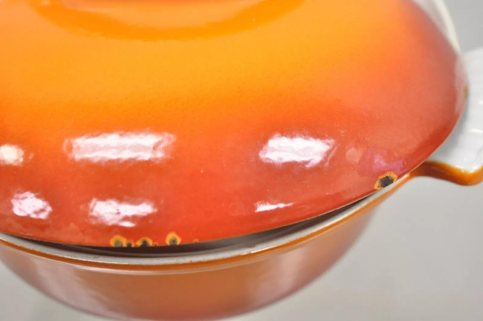 Moulage Oven hollandais moderne du milieu du siècle dernier en fonte avec couvercle à couvercle en émail orange en vente