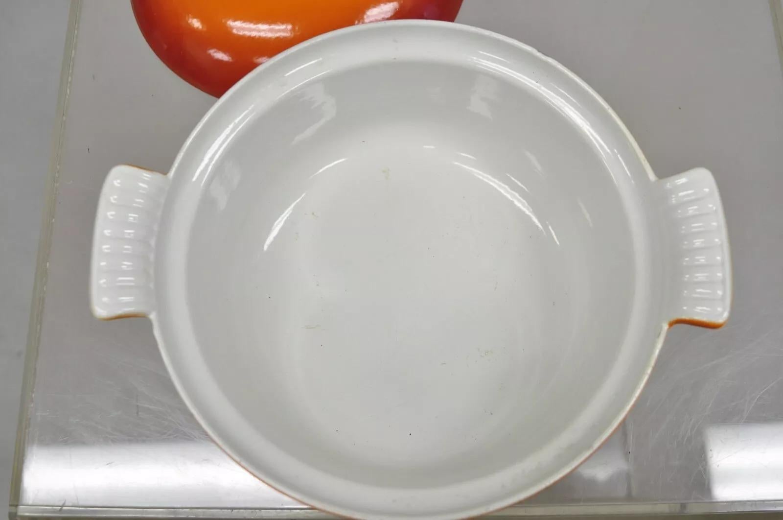Oven hollandais moderne du milieu du siècle dernier en fonte avec couvercle à couvercle en émail orange Bon état - En vente à Philadelphia, PA