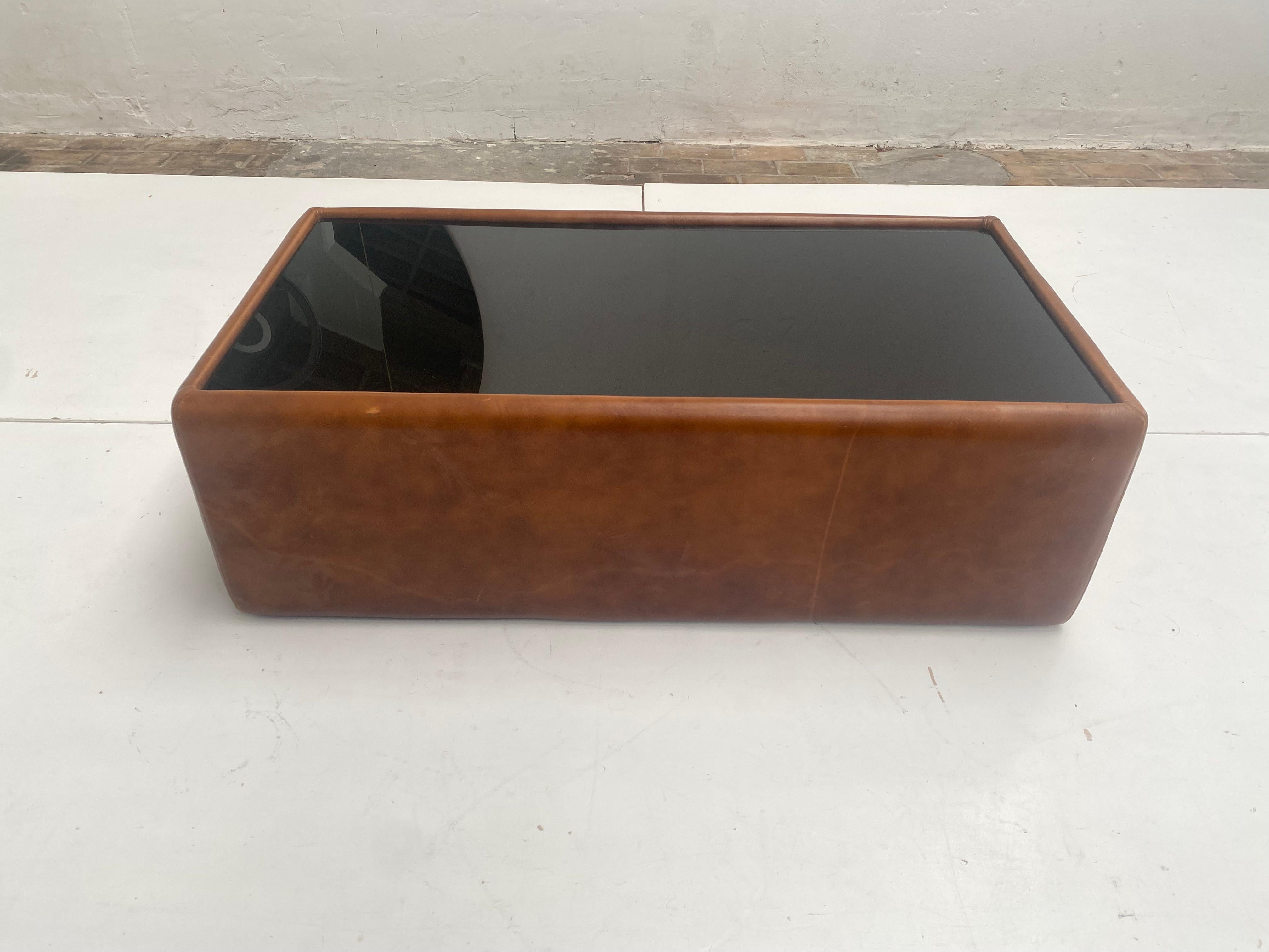 Table basse italienne des années 1970 en verre et cuir style Desede  en vente 5