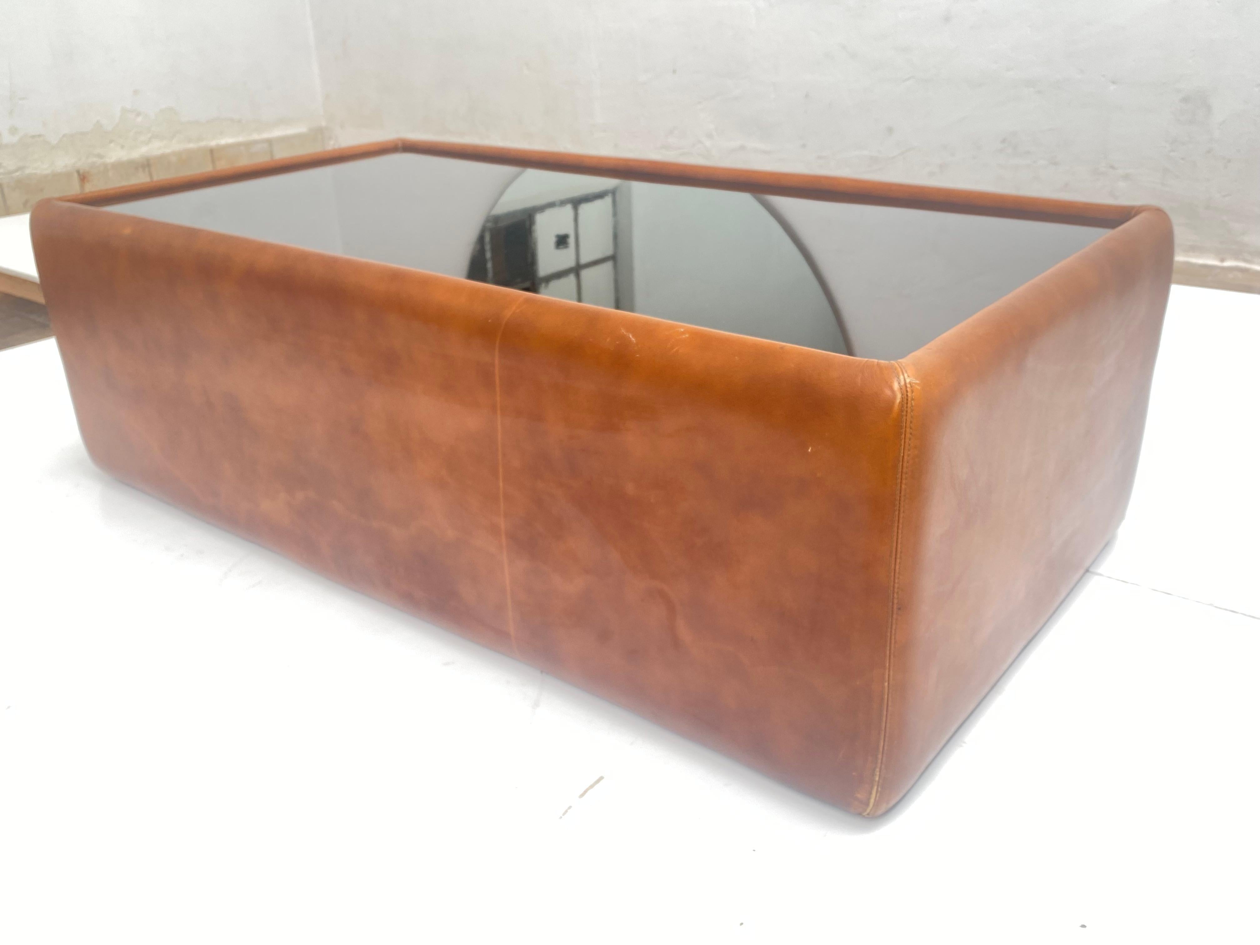 Superbe table basse en cuir et verre fumé foncé des années 1970 dans le style de Sede

Cette table provient d'Italie

Cuir joliment patiné et pièce bien fabriquée
