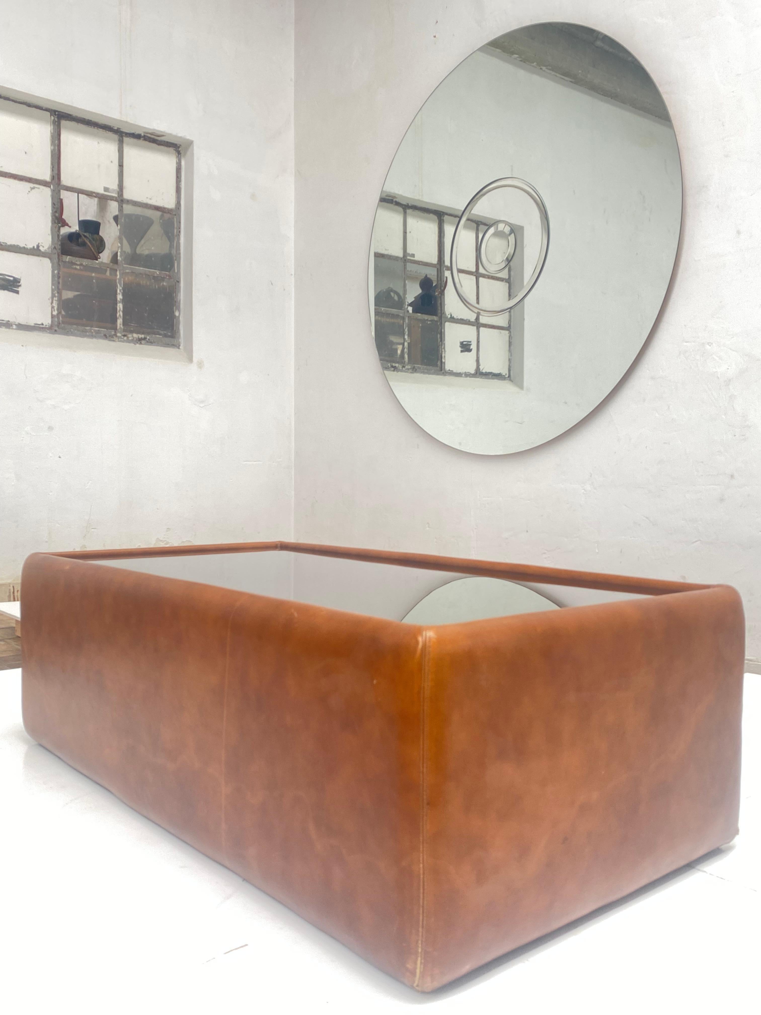 Italienischer Vintage-Couchtisch im Desede-Stil aus Glas und Leder im Desede-Stil der 1970er Jahre im Angebot 4