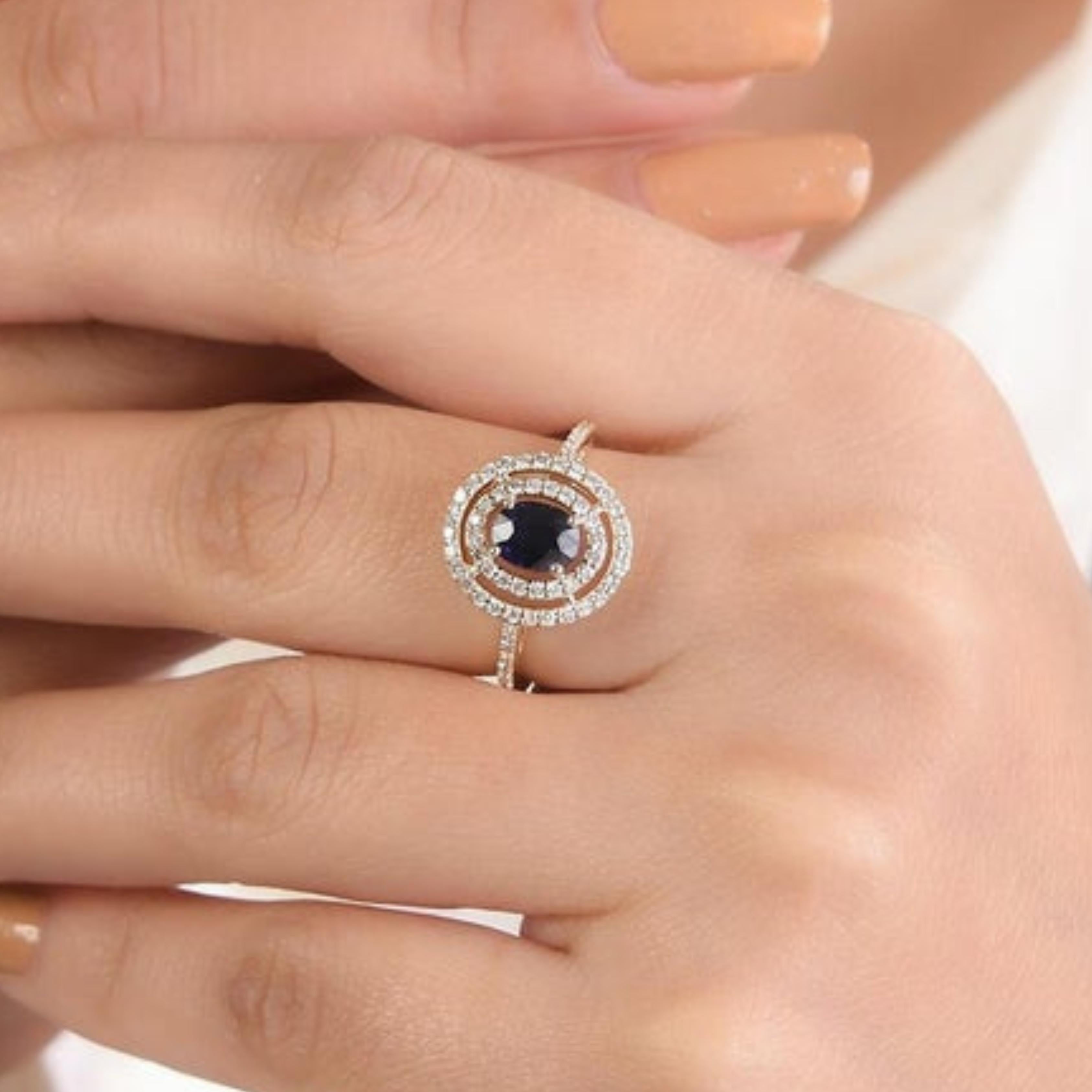 En venta: Anillo de compromiso con zafiro azul y diamantes en oro amarillo de 14k de diseño vintage para ella  8