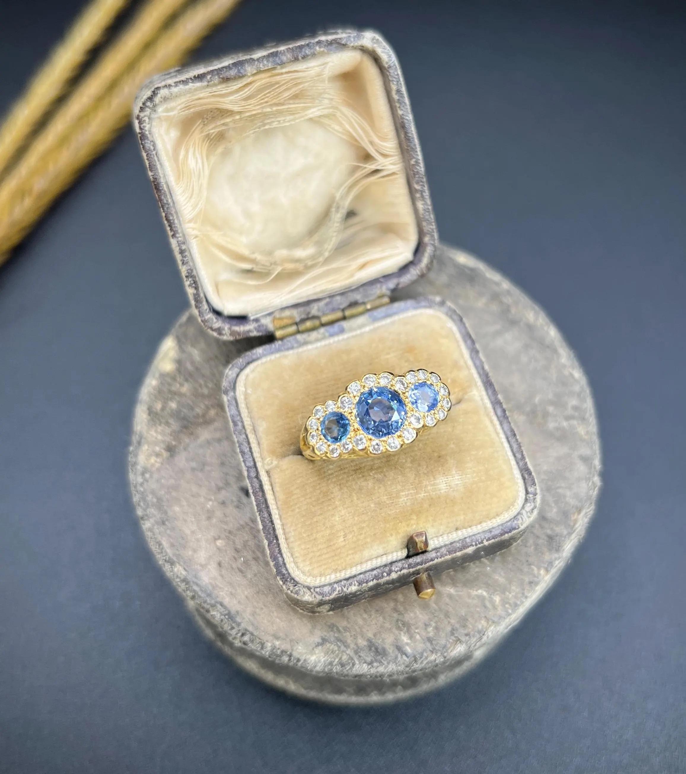 Dreifacher Gänseblümchenring im Vintage-Design aus 18 Karat Gold, Kornflour-Blauem Saphir und Diamant im Angebot 5