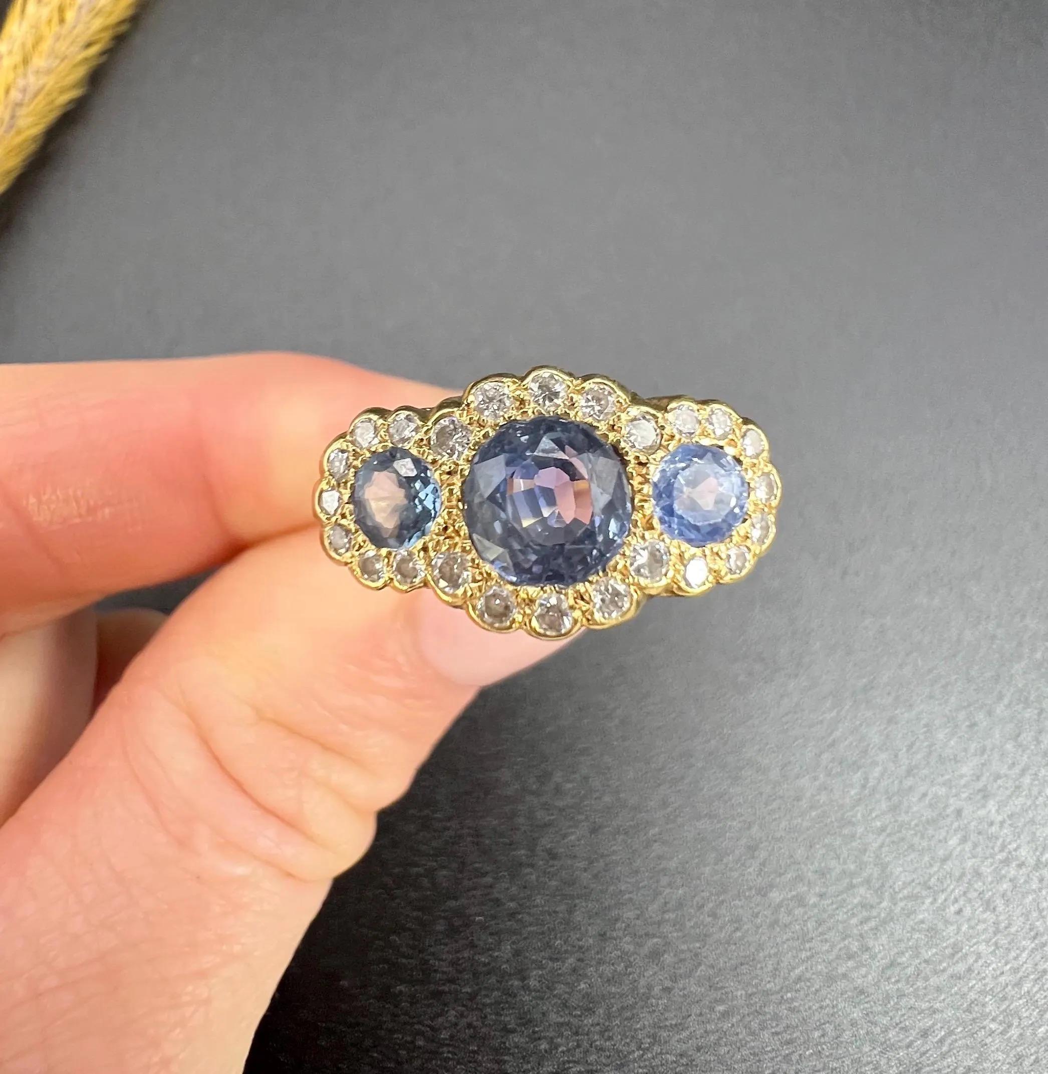 Dreifacher Gänseblümchenring im Vintage-Design aus 18 Karat Gold, Kornflour-Blauem Saphir und Diamant im Angebot 6