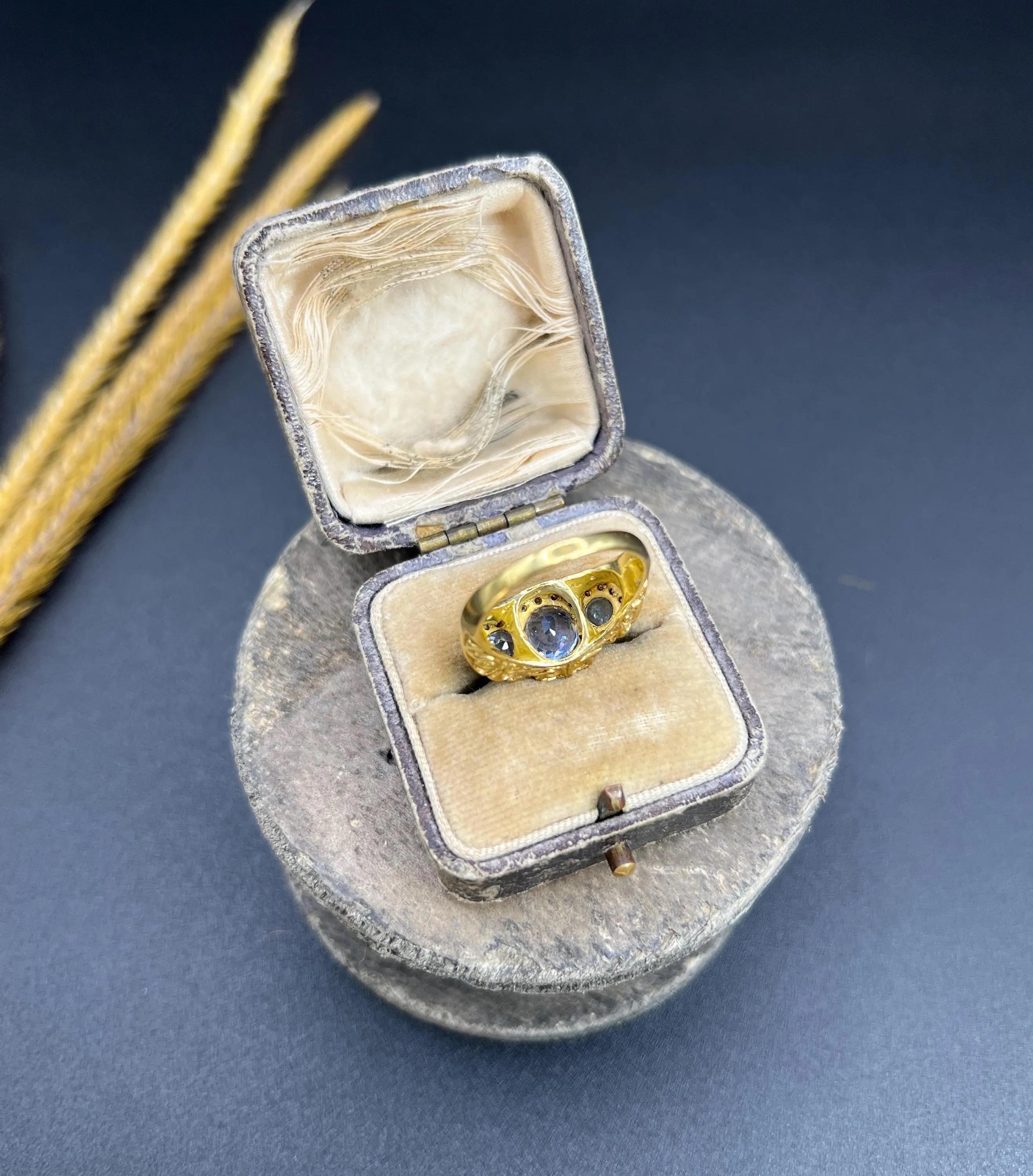 Dreifacher Gänseblümchenring im Vintage-Design aus 18 Karat Gold, Kornflour-Blauem Saphir und Diamant im Angebot 7