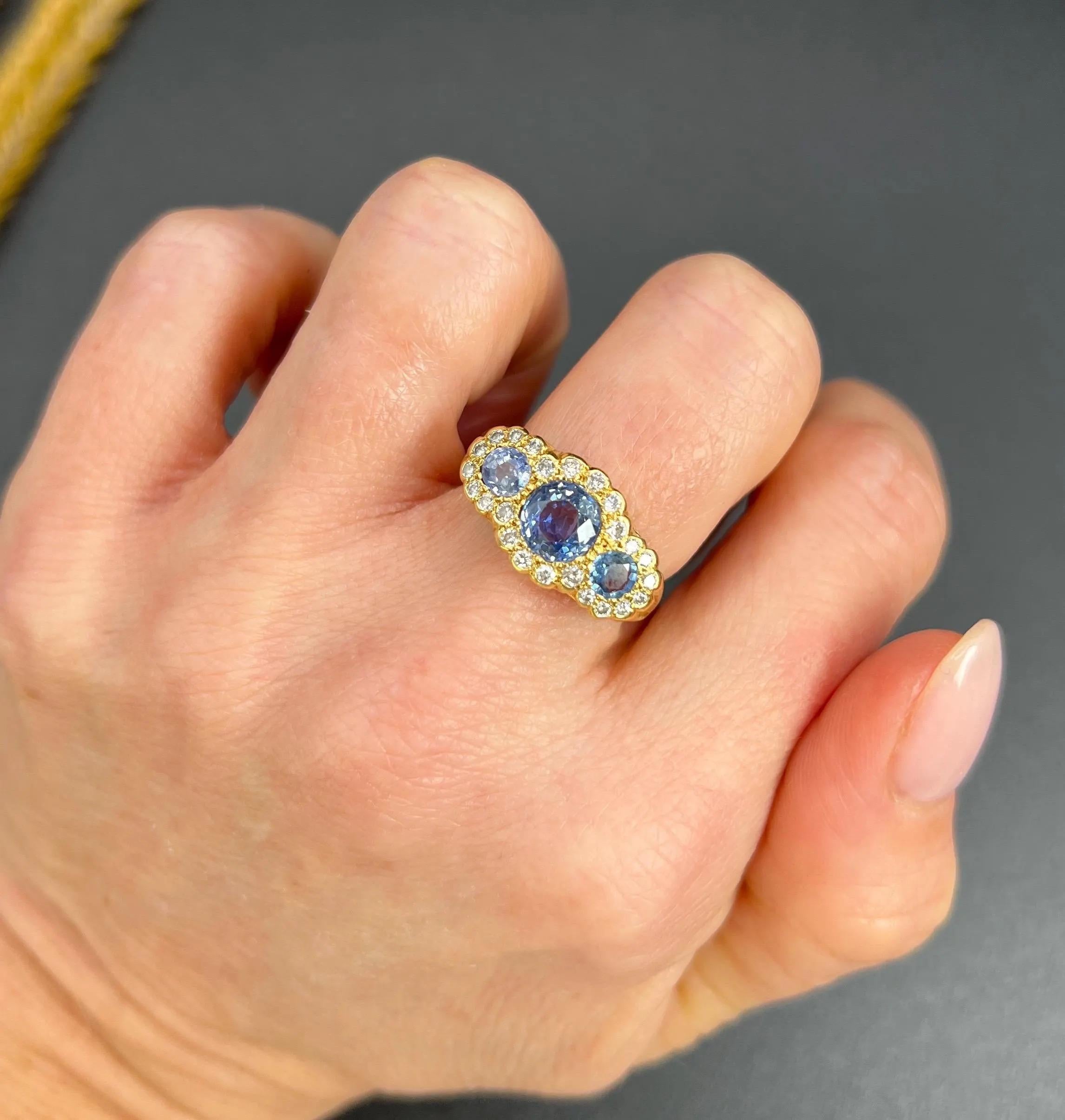 Saphir & Diamant Trilogie Ring 

18ct Gelbgold

Gepunzt London 1979

Mit diesem exquisiten Trilogie-Ring aus 18-karätigem Gelbgold, einem atemberaubenden Stück aus den 1970er Jahren, gehen Sie auf Zeitreise. Dieser Ring besticht durch das Design
