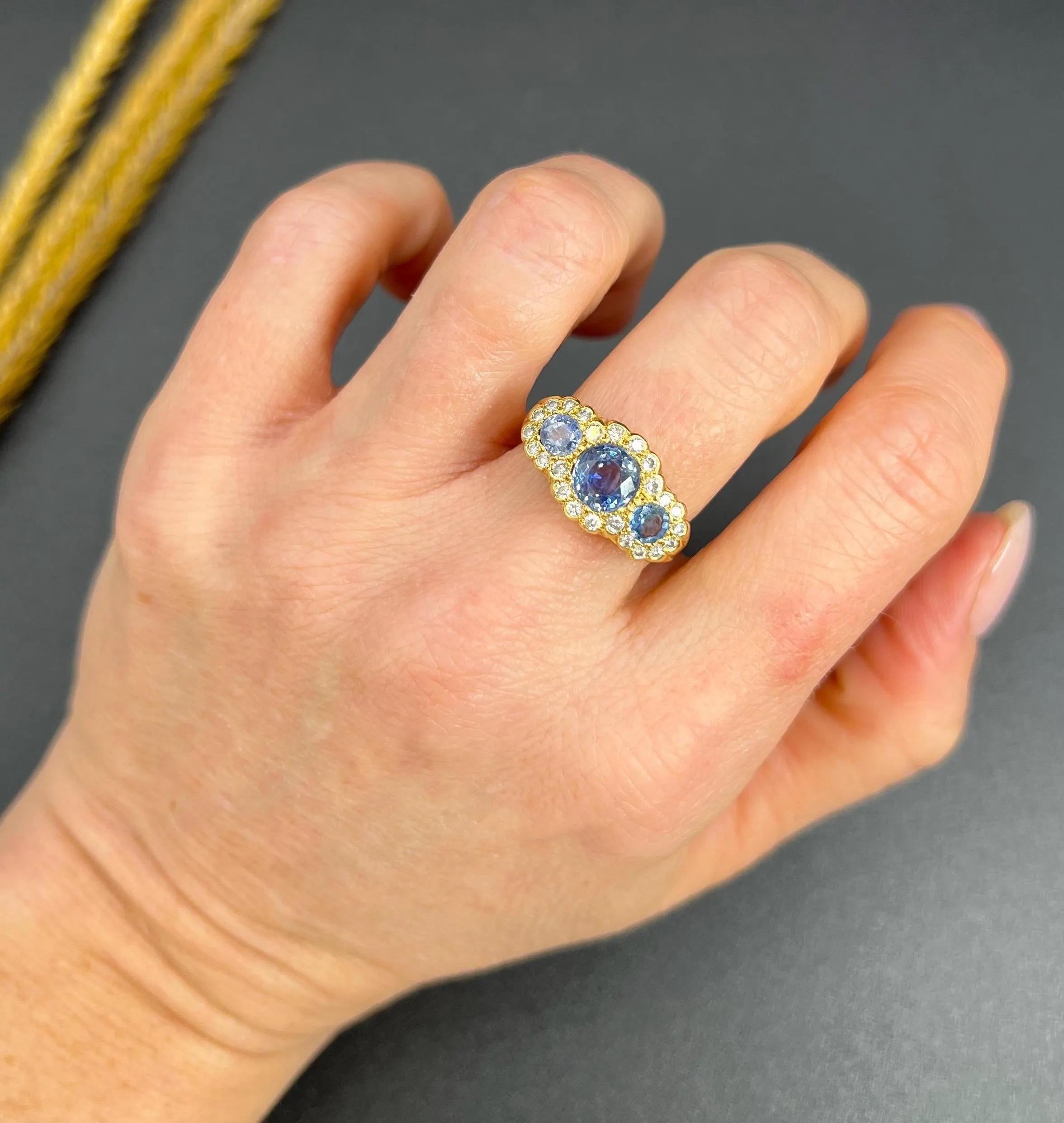 Dreifacher Gänseblümchenring im Vintage-Design aus 18 Karat Gold, Kornflour-Blauem Saphir und Diamant (Rundschliff) im Angebot