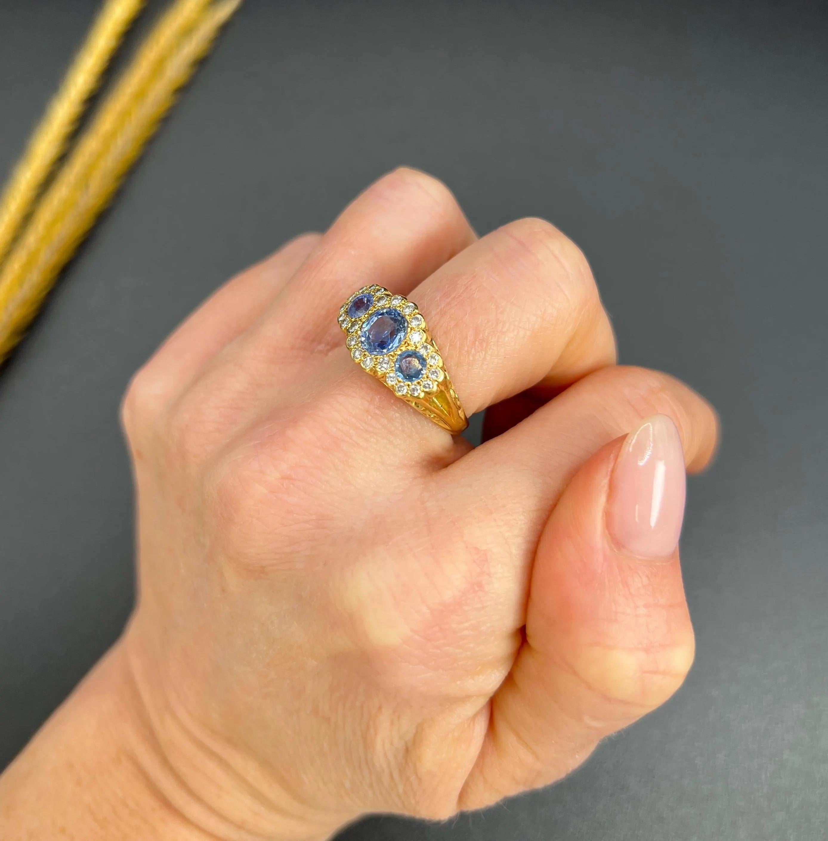 Dreifacher Gänseblümchenring im Vintage-Design aus 18 Karat Gold, Kornflour-Blauem Saphir und Diamant im Angebot 1