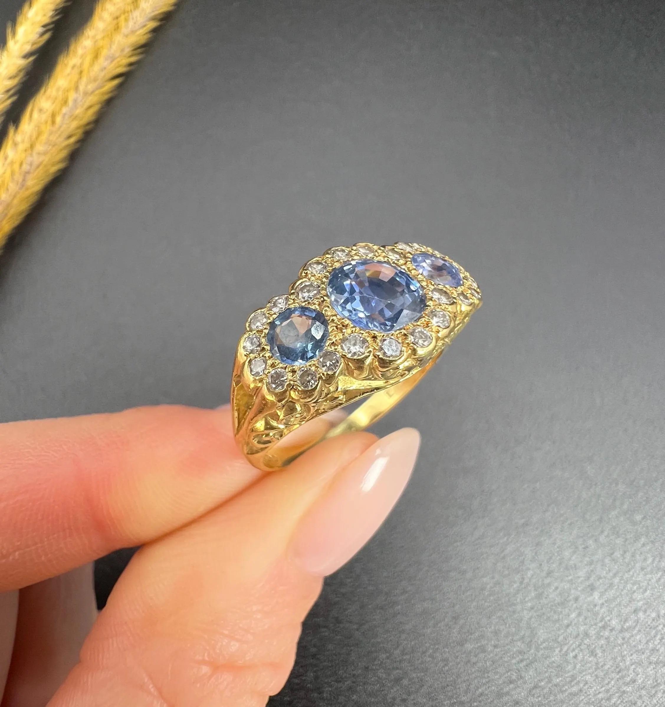 Dreifacher Gänseblümchenring im Vintage-Design aus 18 Karat Gold, Kornflour-Blauem Saphir und Diamant im Angebot 3
