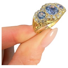 Dreifacher Gänseblümchenring im Vintage-Design aus 18 Karat Gold, Kornflour-Blauem Saphir und Diamant