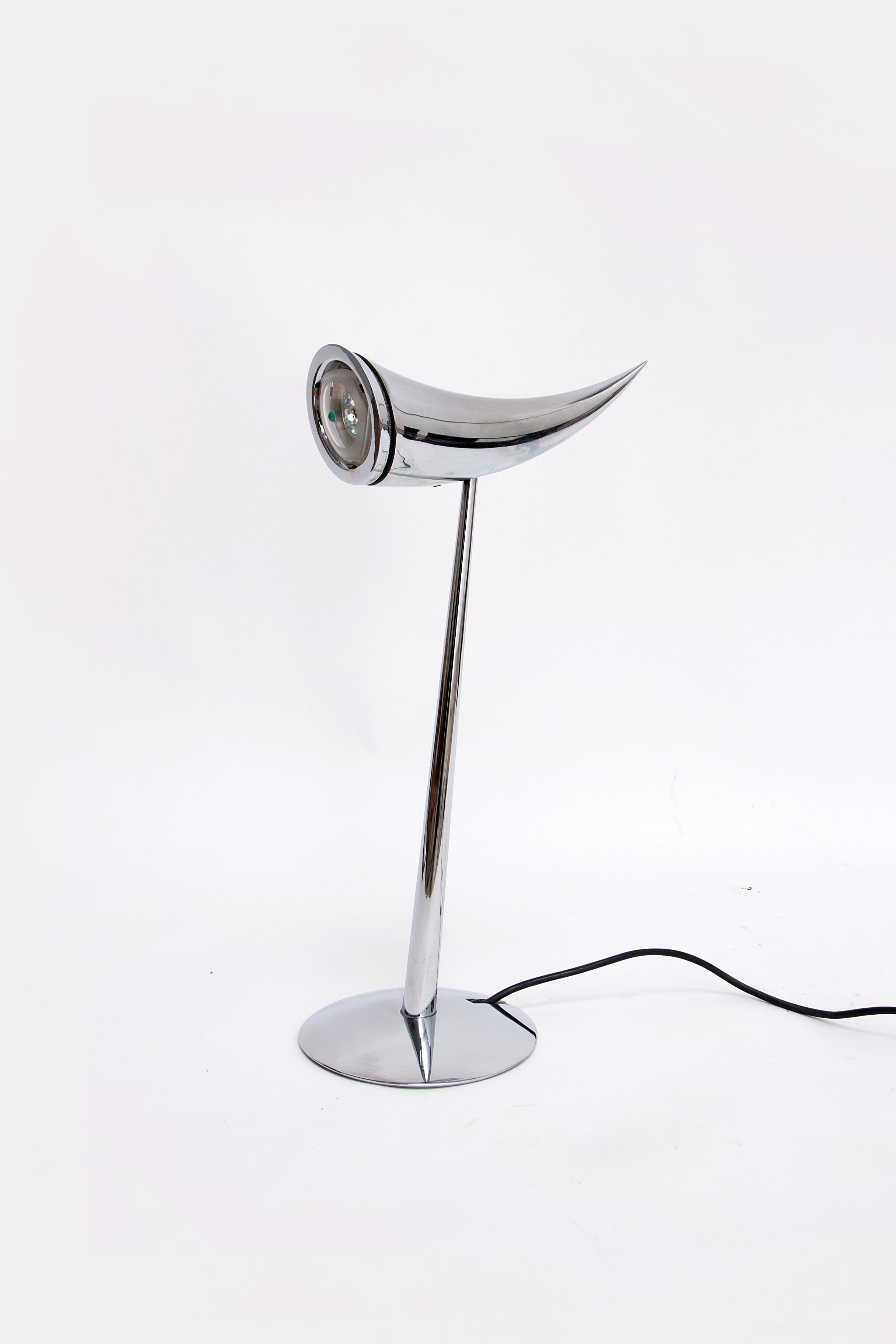 La lampe Ara a été conçue par Philippe Starck en 1988 et porte le nom de sa fille. La lampe a été fabriquée par Flos en Italie. L'interrupteur marche/arrêt est intégré à la lampe. Lorsque la tête de la lampe est orientée vers le haut, la lampe est