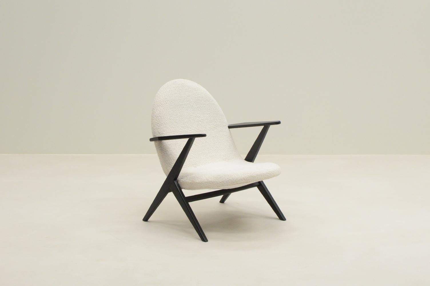 Fauteuil design vintage, Pays-Bas des années 1960. Cette chaise a un cadre en bois noir mat remis à neuf avec des accoudoirs et est retapissée dans une fine boucle blanche. Un design typique du milieu du siècle. En très bon état de conservation.