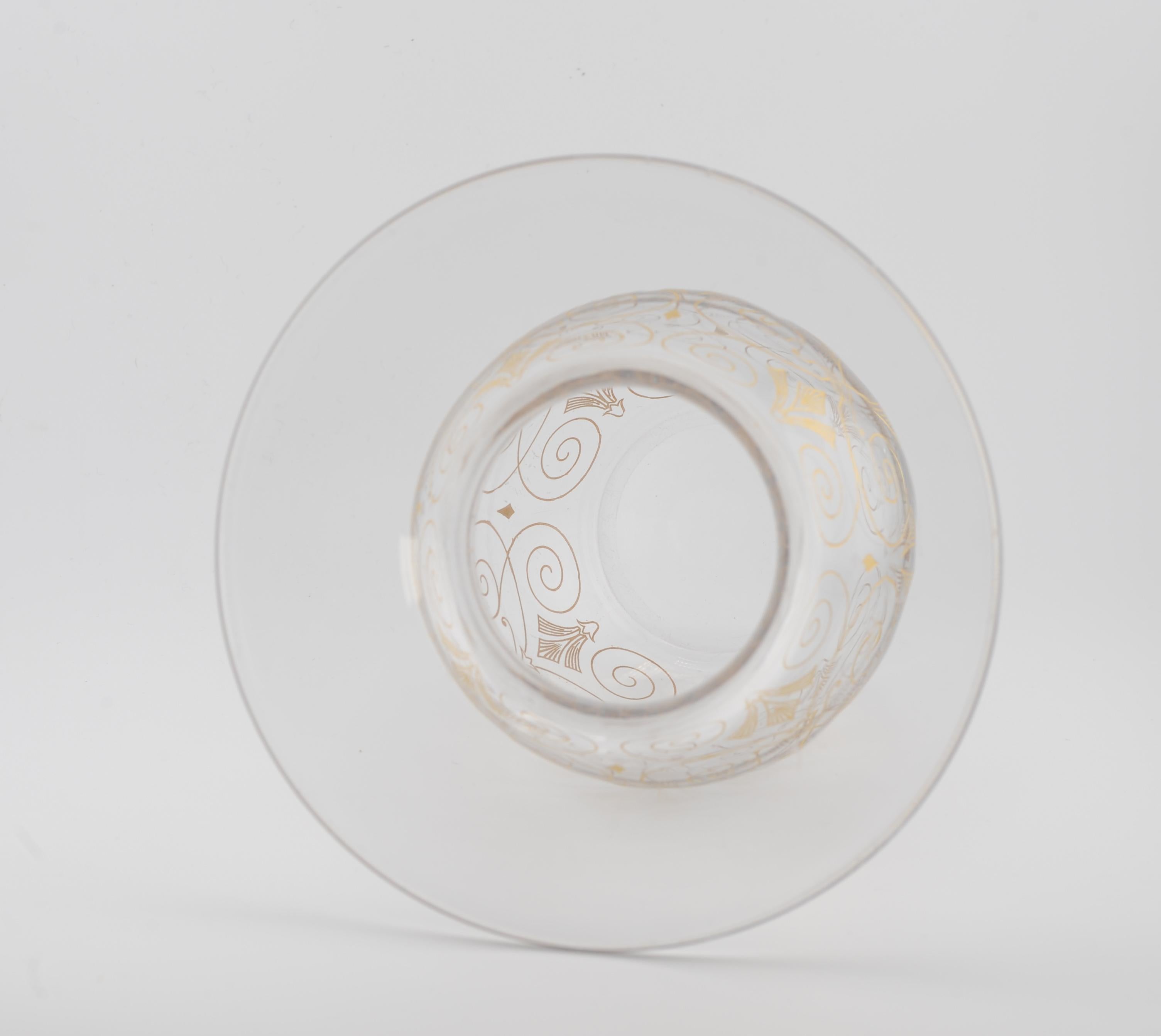 Baccarat est un célèbre fabricant français de cristal fin, établi en 1764 dans la ville de Baccarat, en France. L'entreprise est connue pour sa production de cristal de haute qualité, d'articles de luxe et de pièces décoratives, notamment des vases,
