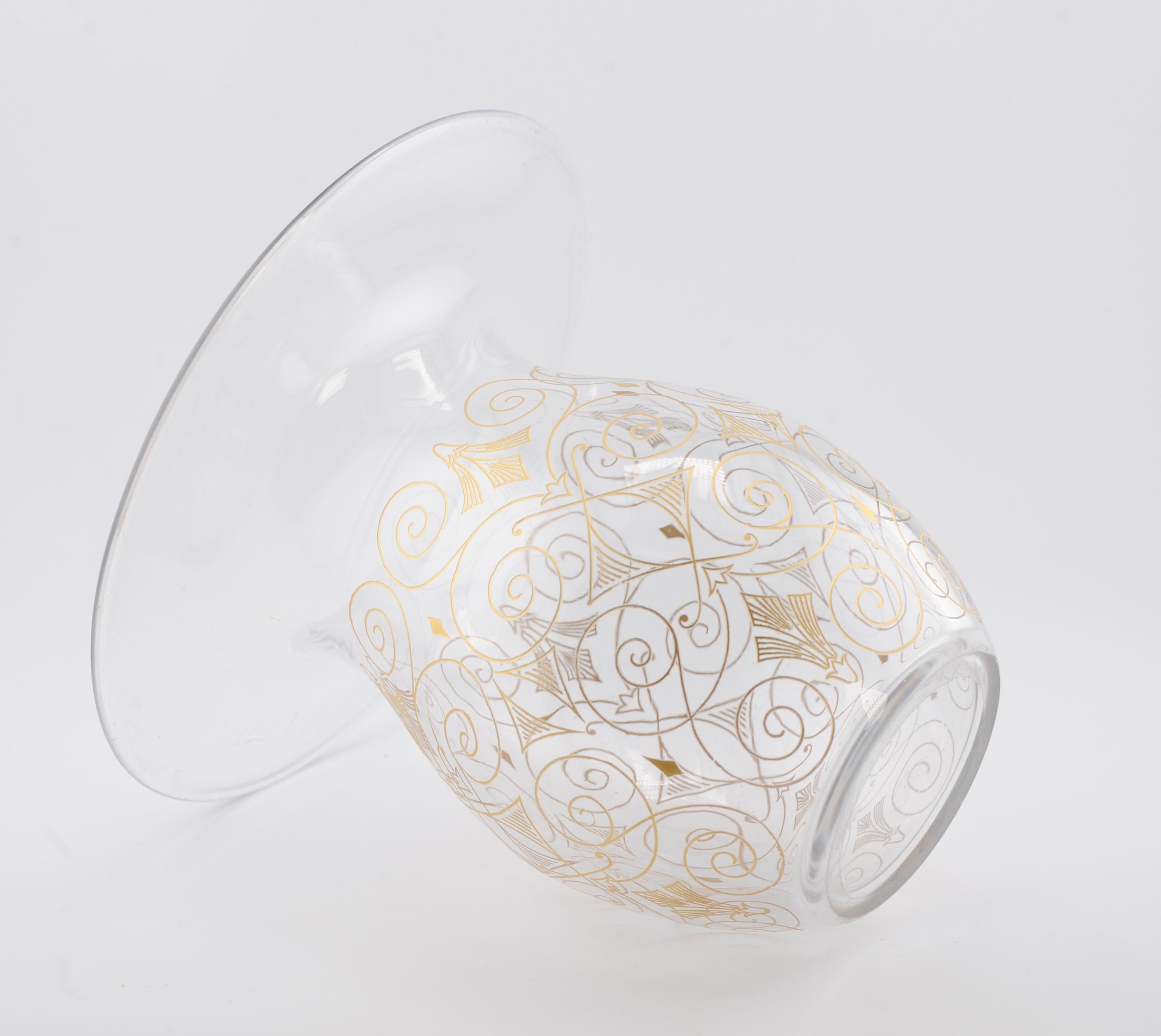 Français Vase Baccarat France en forme de crachoir avec peinture dorée en vente