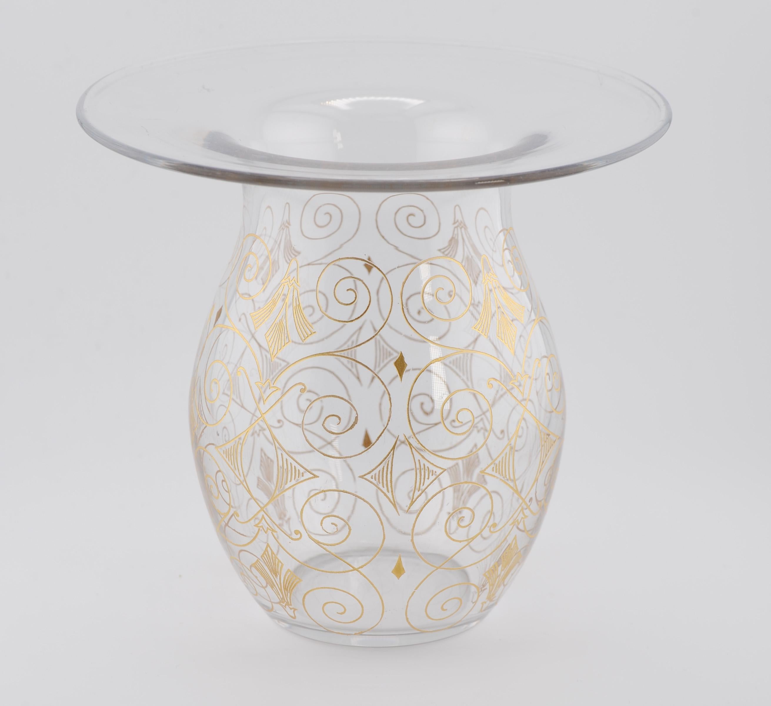 Vase Baccarat France en forme de crachoir avec peinture dorée Bon état - En vente à Amsterdam, Noord Holland