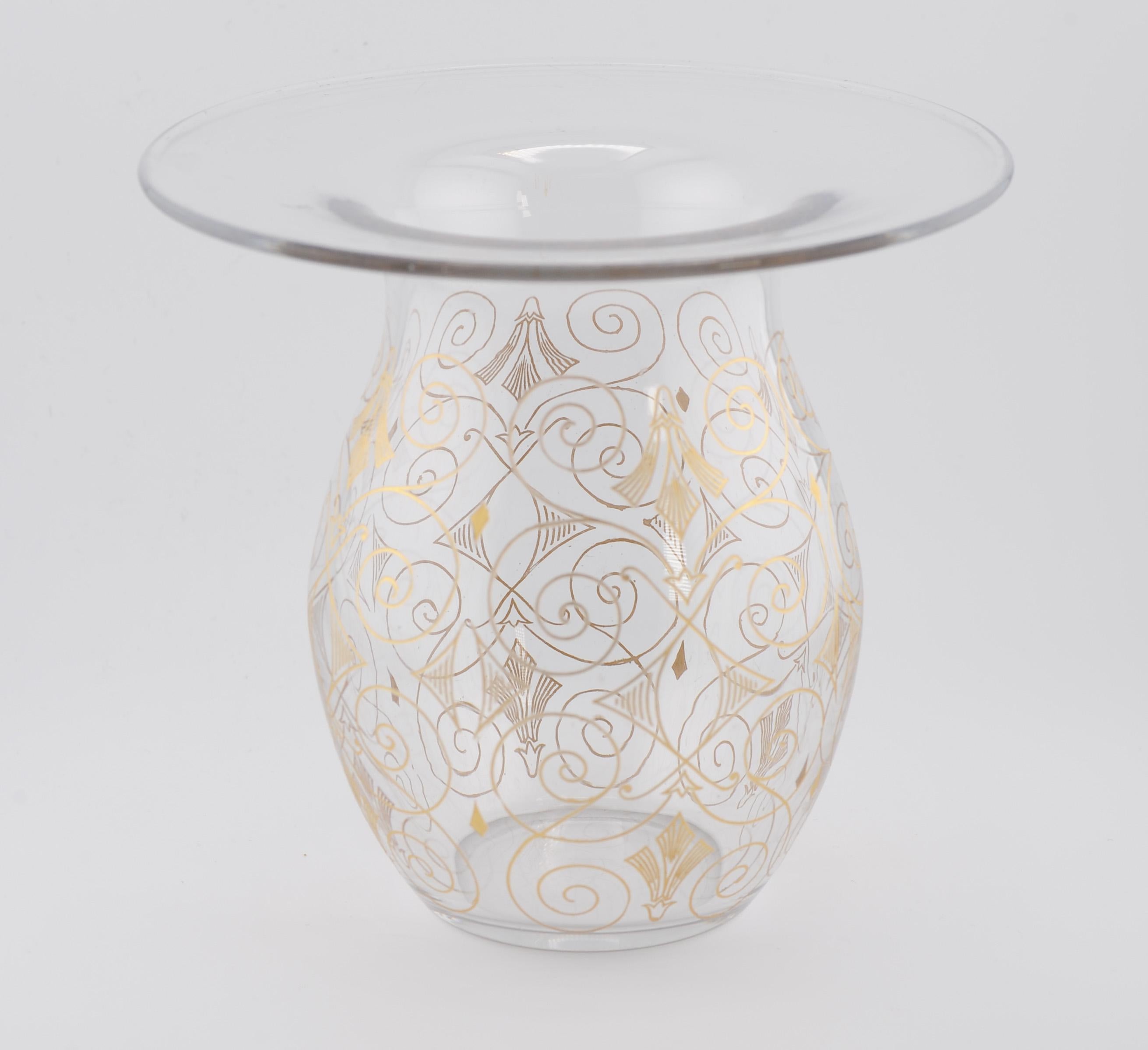 20ième siècle Vase Baccarat France en forme de crachoir avec peinture dorée en vente