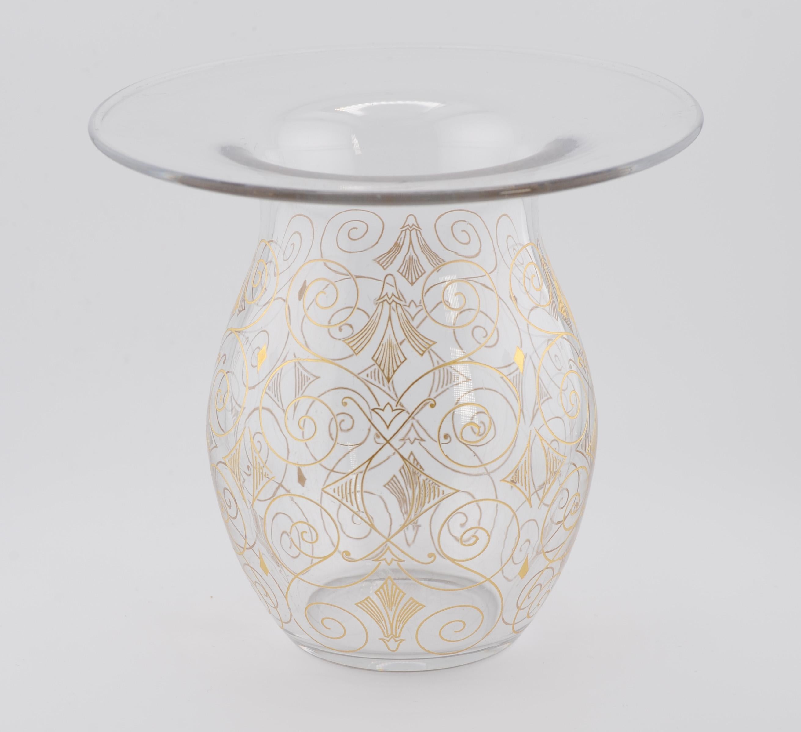 Verre d'art Vase Baccarat France en forme de crachoir avec peinture dorée en vente