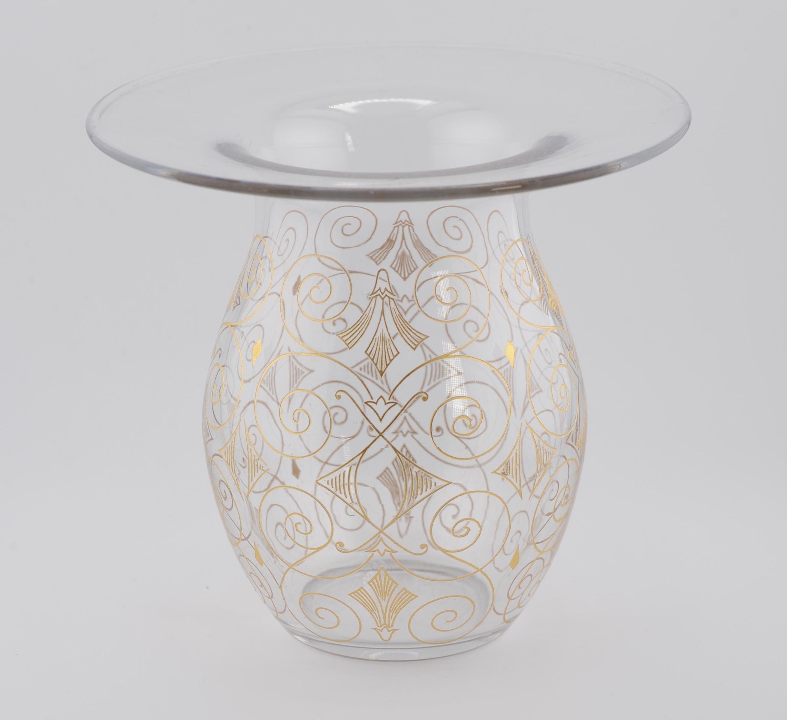 Vase Baccarat France en forme de crachoir avec peinture dorée en vente 1