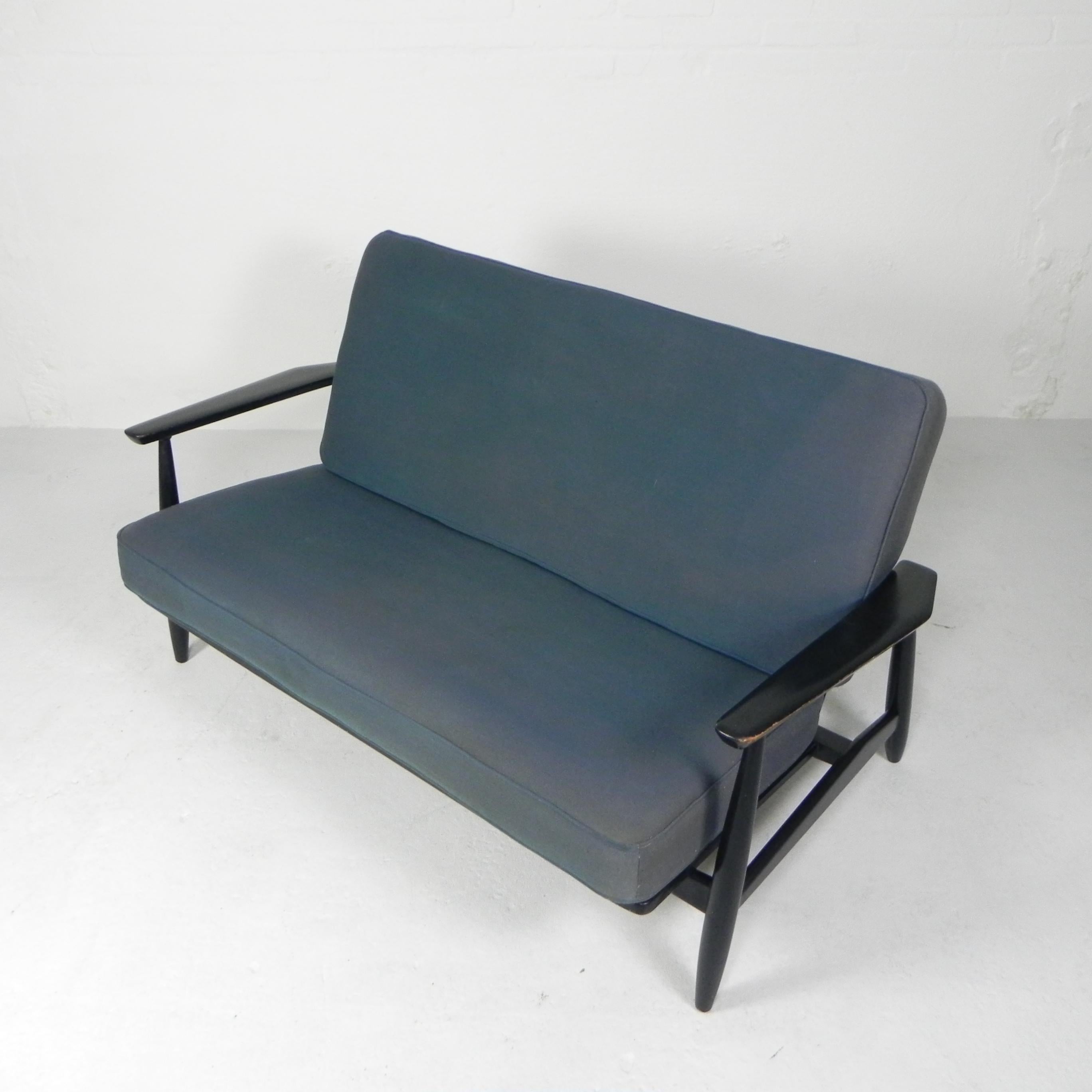 Height: 80 cm.
Width: 144 cm.
Depth: 85 cm.
This two-seater still has the original blue upholstery
with some discolorations.
In short, in a neat vintage condition.
Origin: Denmark, 1960s.
Material: beech / fabric.