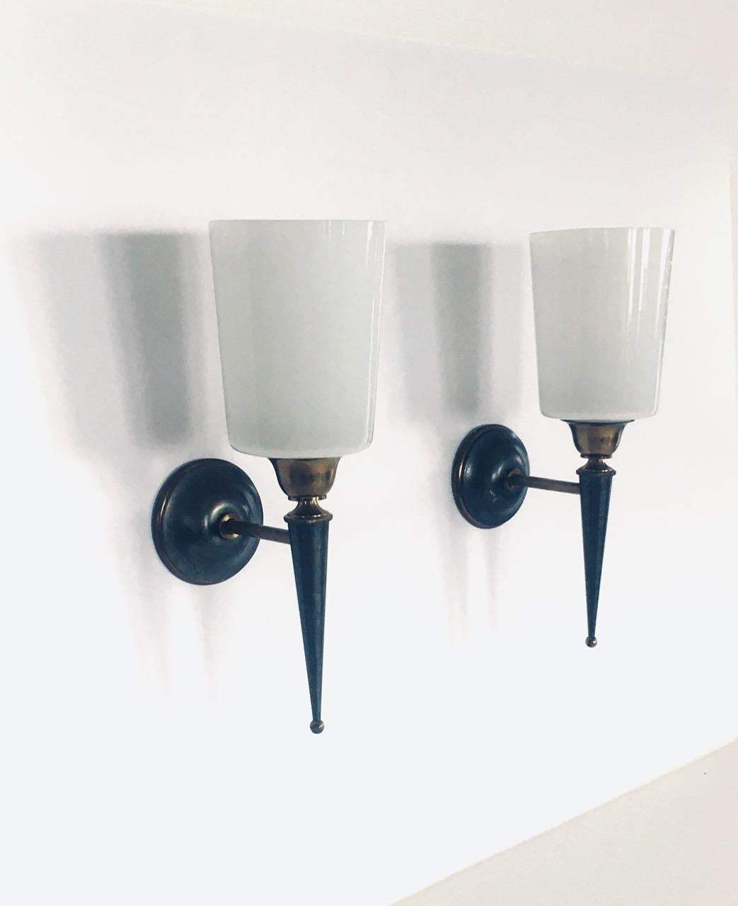 Set di lampade da parete di design vintage in ottone e vetro opalino, Francia, anni '50 in vendita 3