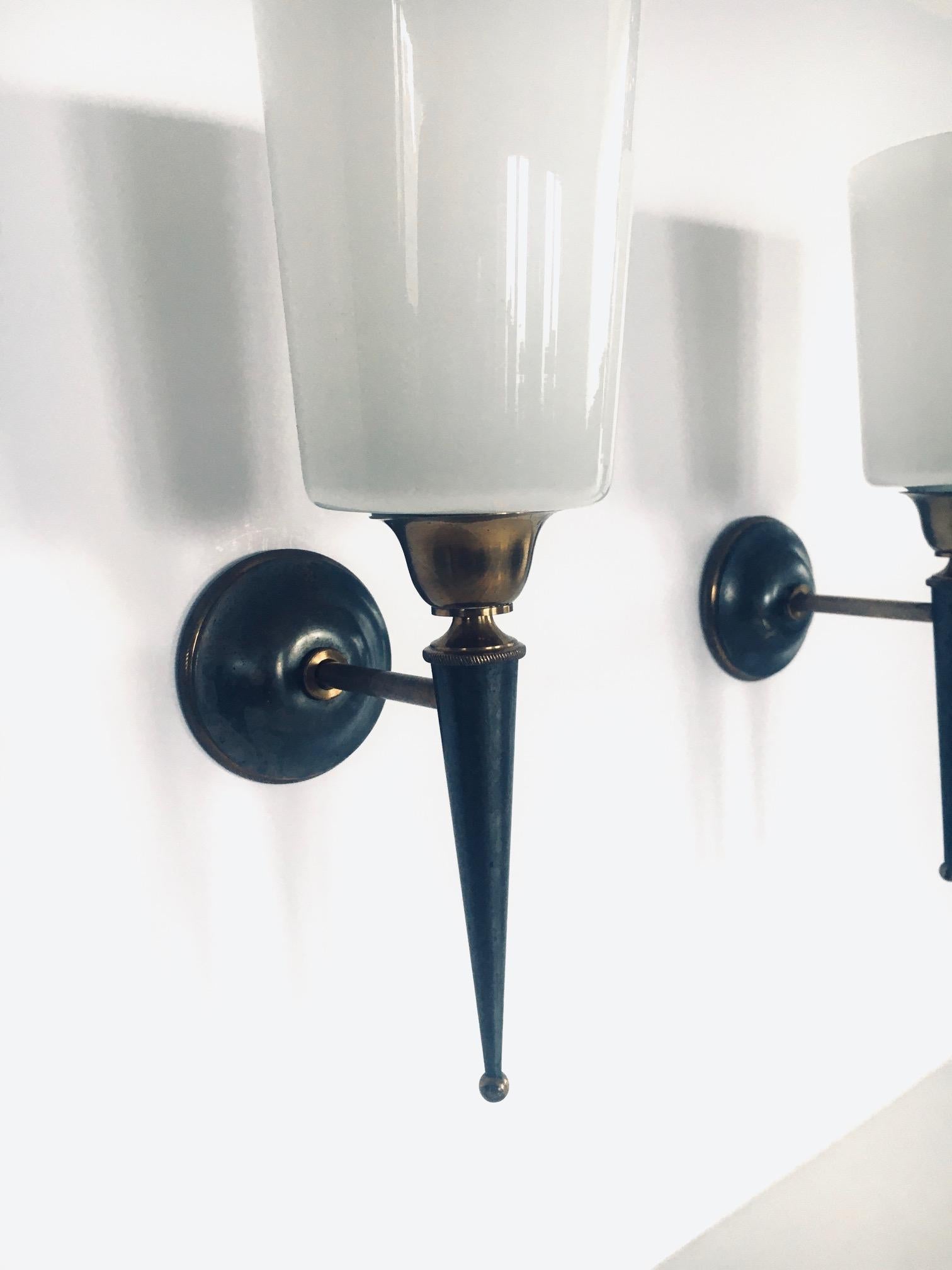 Set di lampade da parete di design vintage in ottone e vetro opalino, Francia, anni '50 in vendita 4