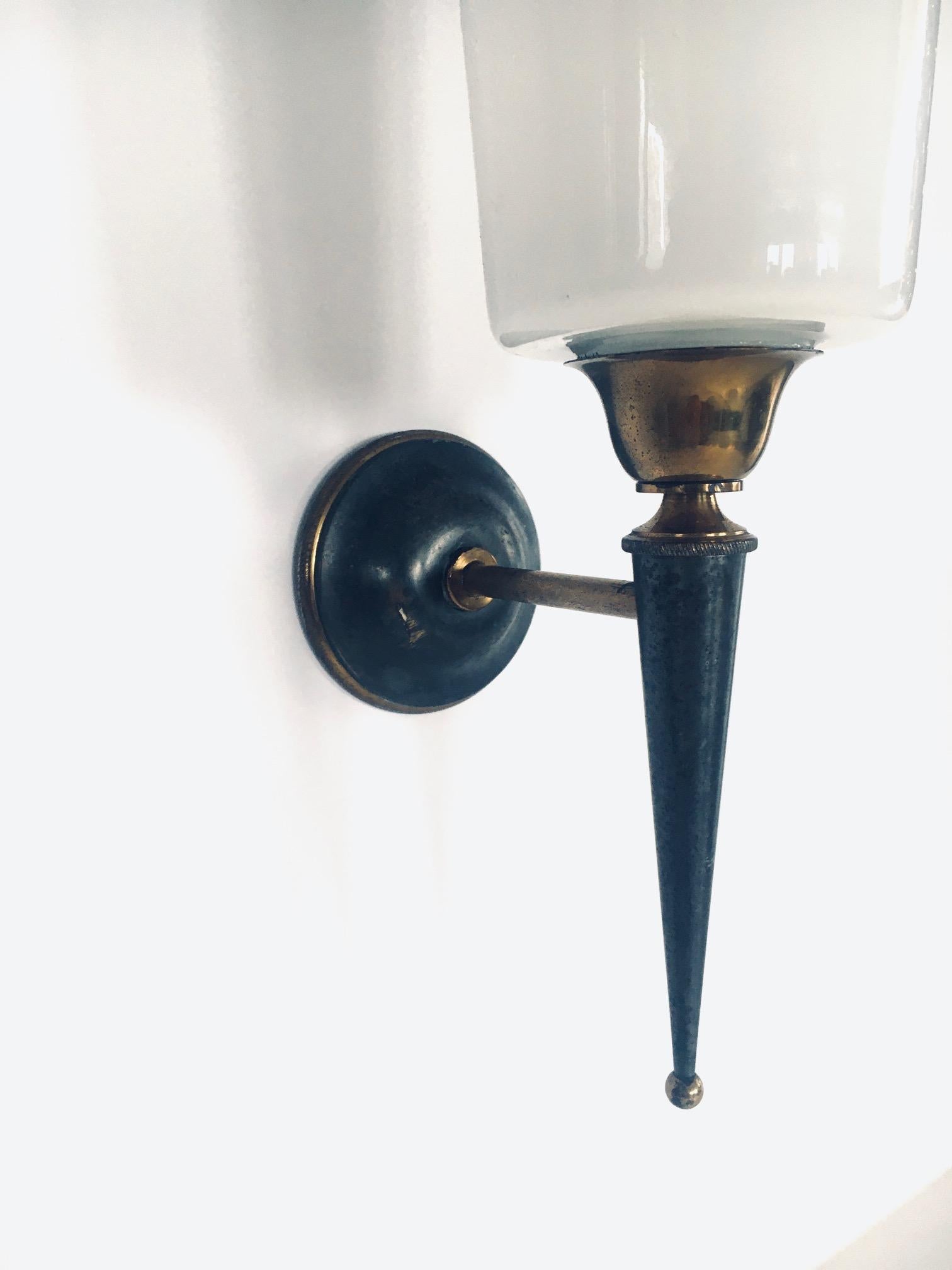 Set di lampade da parete di design vintage in ottone e vetro opalino, Francia, anni '50 in vendita 5
