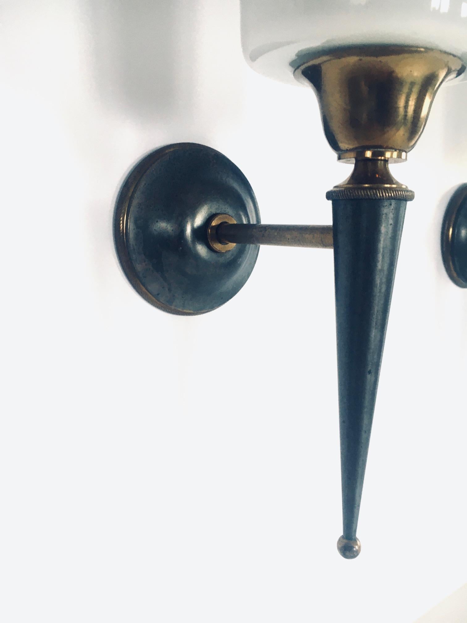 Set di lampade da parete di design vintage in ottone e vetro opalino, Francia, anni '50 in vendita 6