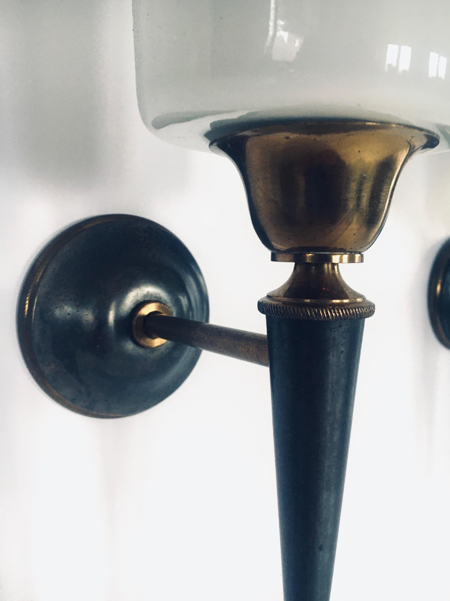 Set di lampade da parete di design vintage in ottone e vetro opalino, Francia, anni '50 in vendita 7
