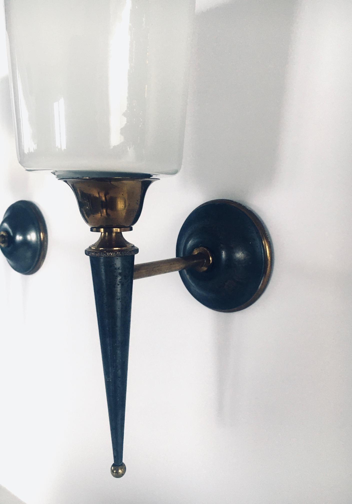 Set di lampade da parete di design vintage in ottone e vetro opalino, Francia, anni '50 in vendita 9