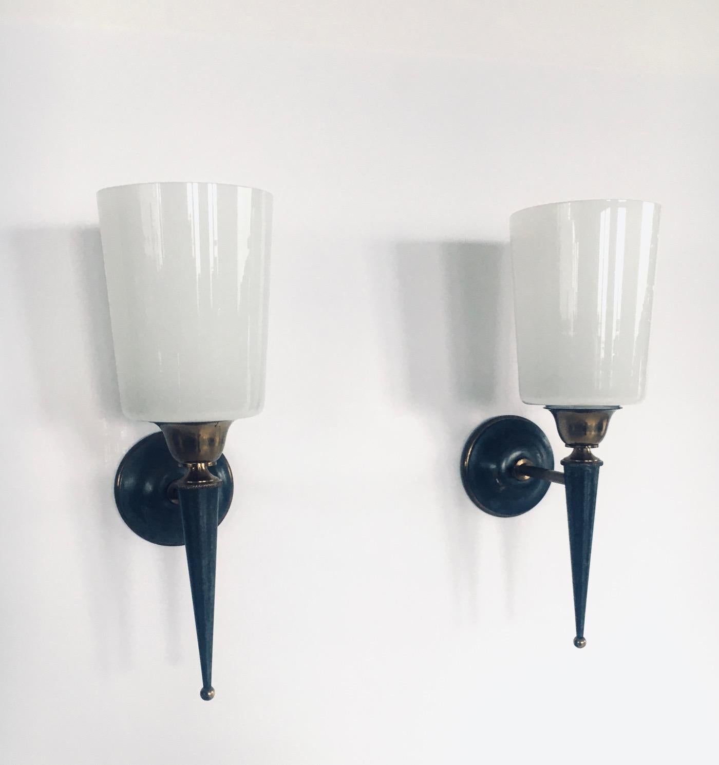 Portacandele scanalato di design vintage Modello in ottone e vetro opalino Lampada da parete Sconce Set di 2. Realizzato in Francia, periodo 1950. Apparecchio da parete in ottone e metallo grigio con paralume in vetro lattiginoso opalino. Sono in