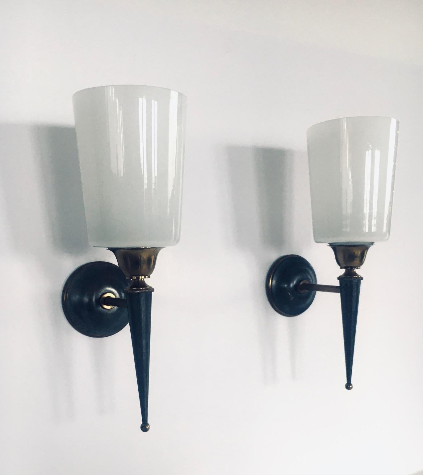 Mid-Century moderno Set di lampade da parete di design vintage in ottone e vetro opalino, Francia, anni '50 in vendita